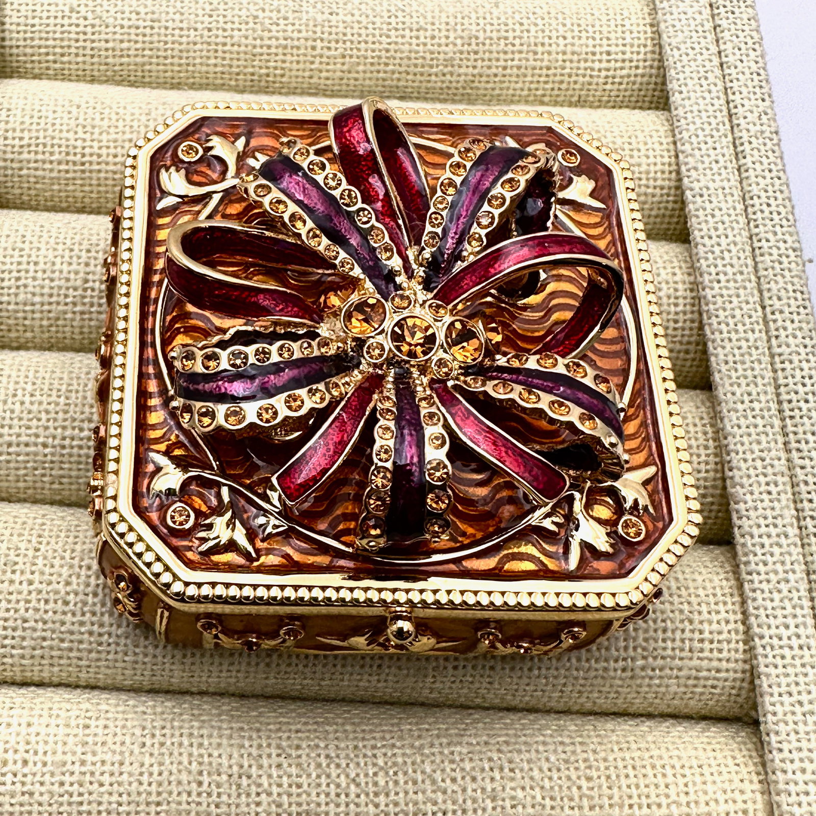 Vintage Joan Rivers Trinket Box with Removeable Brooch On Top Amber Red Gold Tone (1 of 4)