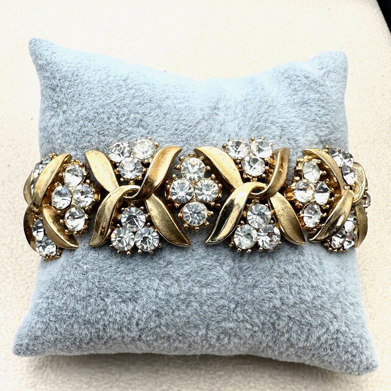 Vintage Trifari Clear Rhinestone Gold Tone Bracelet 7 Inch (1 of 2)