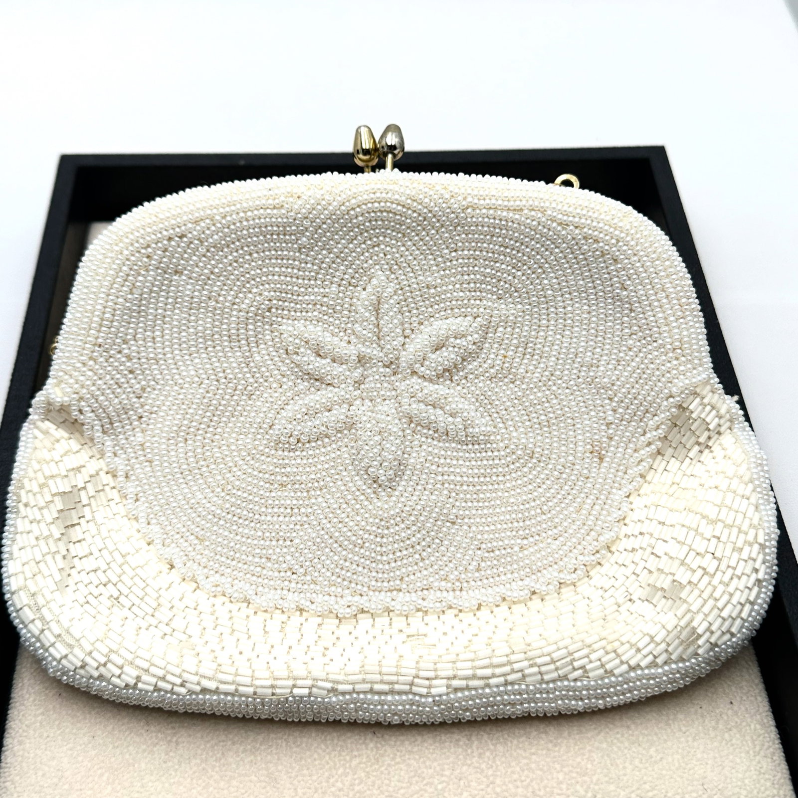 Vintage Glass Seed Bead Clutch Purse 6 Inch by 5 Inch (1 of 3)