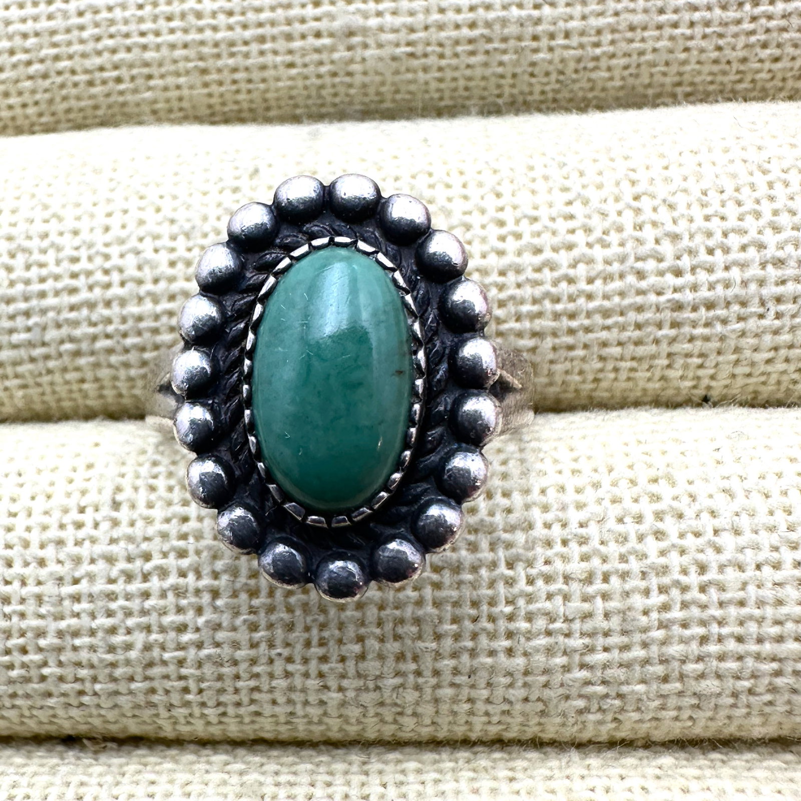 Vintage American Southwest Green Gemstone Sterling Silver Ring Size 7 (1 of 2)