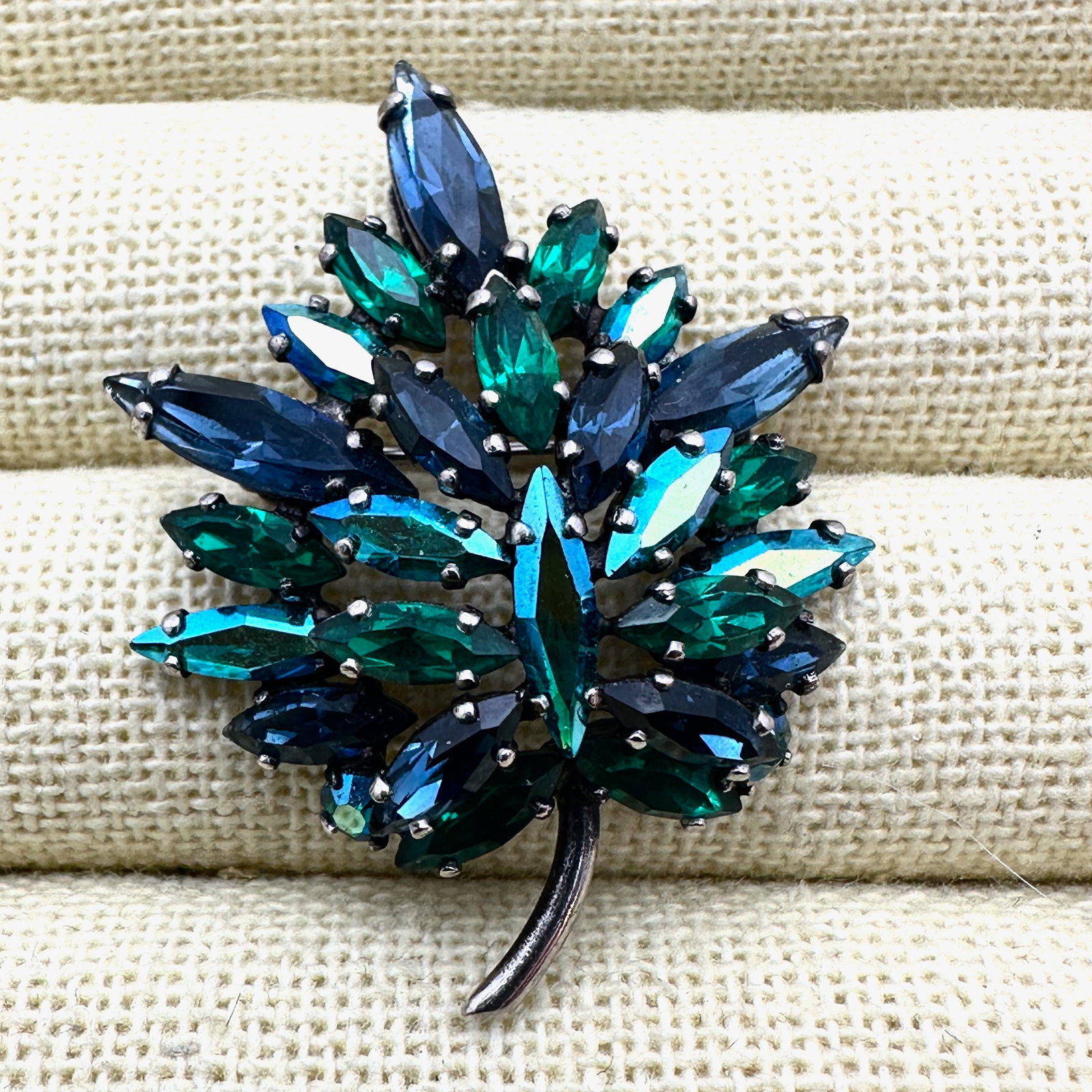 Vintage Sherman Blue Green Glass Rhinestone Silver Tone Leaf Brooch Pin 1.5 Inch: Vintage Sherman Blue Green Glass Rhinestone Silver Tone Leaf Brooch Pin 1.5 Inch