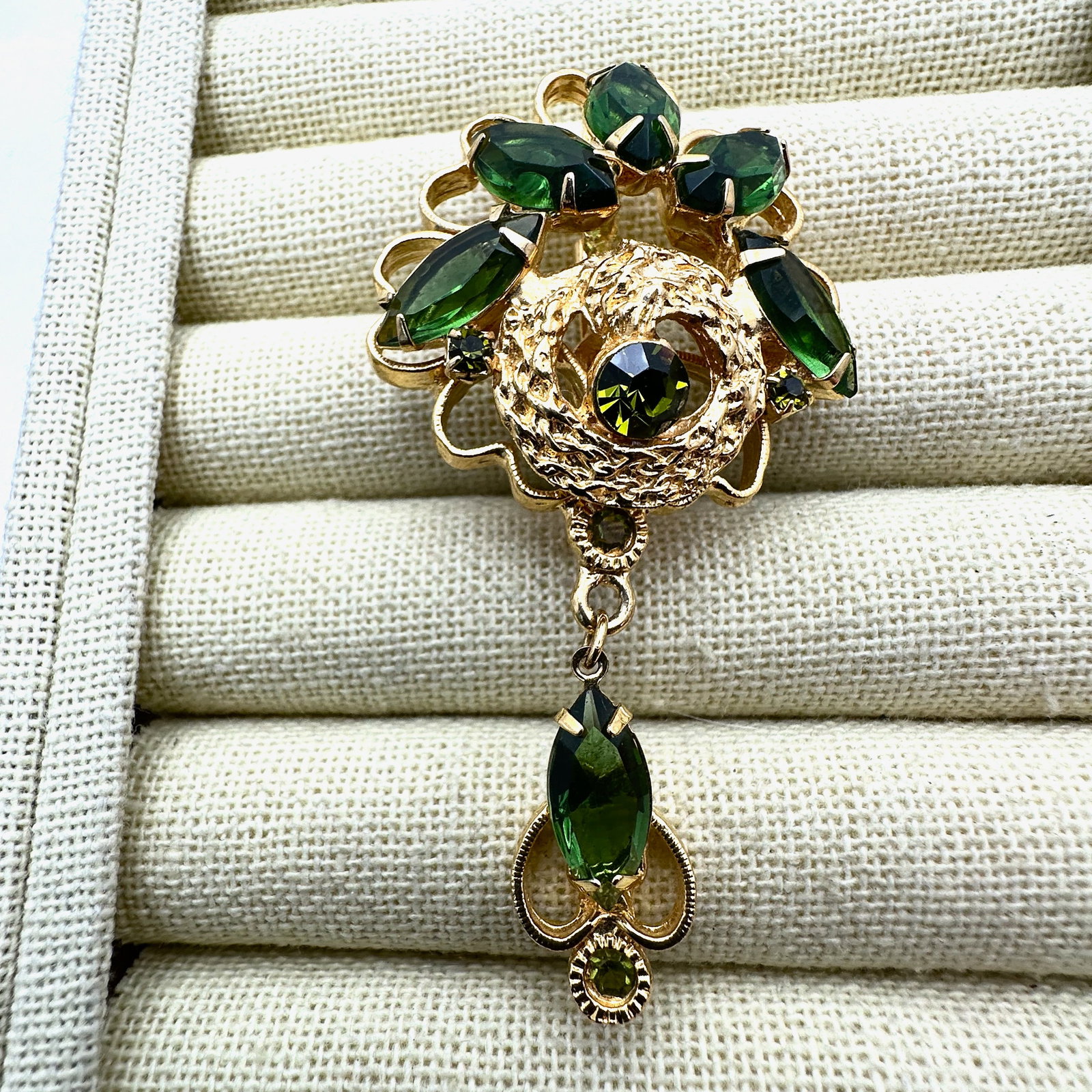 Vintage Green Rhinestone Gold Tone Brooch Pin 3 Inch Unsigned (1 of 2)