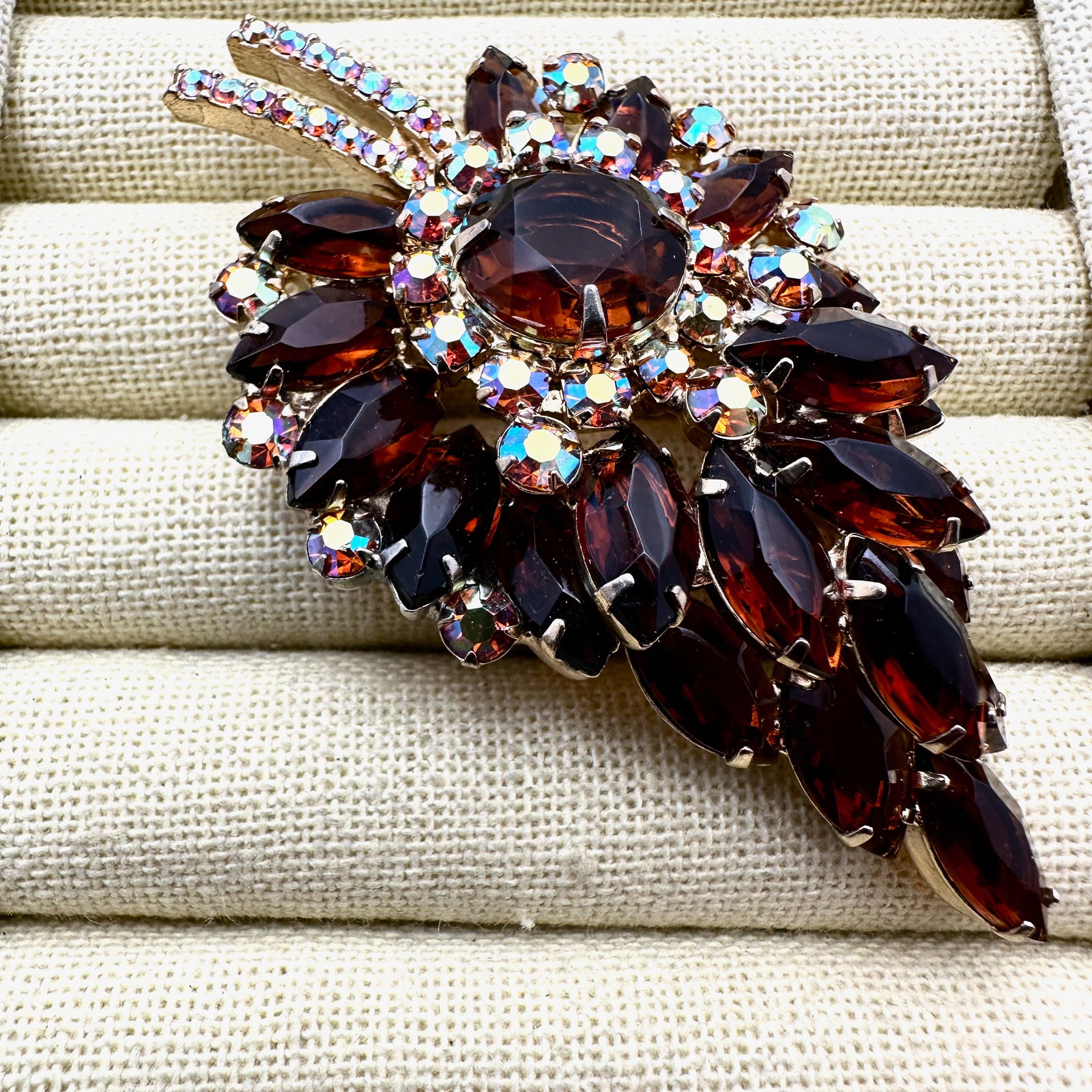Vintage Unsigned Juliana Amber Aurora Borealis Glass Rhinestone Gold Tone Brooch Pin 3.25 Inch (1 of 2)