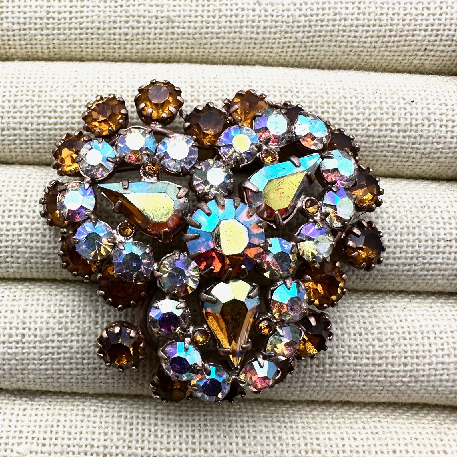 Vintage Unsigned Schreiner Amber Aurora Borealis Glass Rhinestone Gold Tone Brooch Pin 2 Inch (1 of 2)