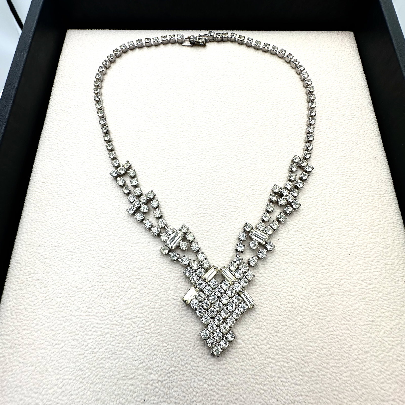 Vintage Clear Glass Rhinestone Silver Tone Necklace 15 Inch (1 of 2)