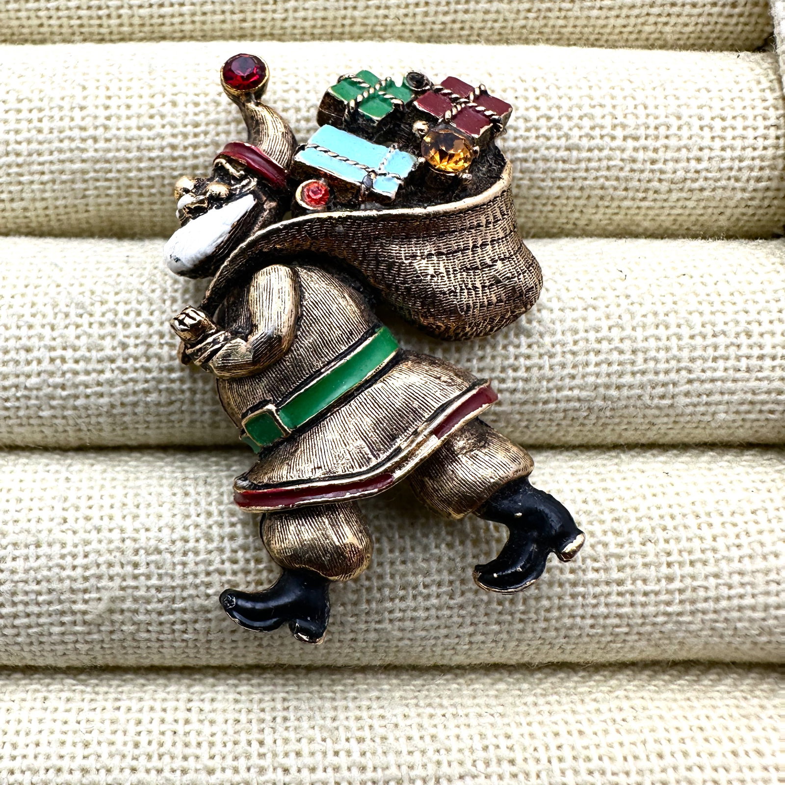 Vintage Art Arthur Pepper Santa Claus with Load of Presents Gold Tone Brooch Pin 2 Inch (1 of 2)