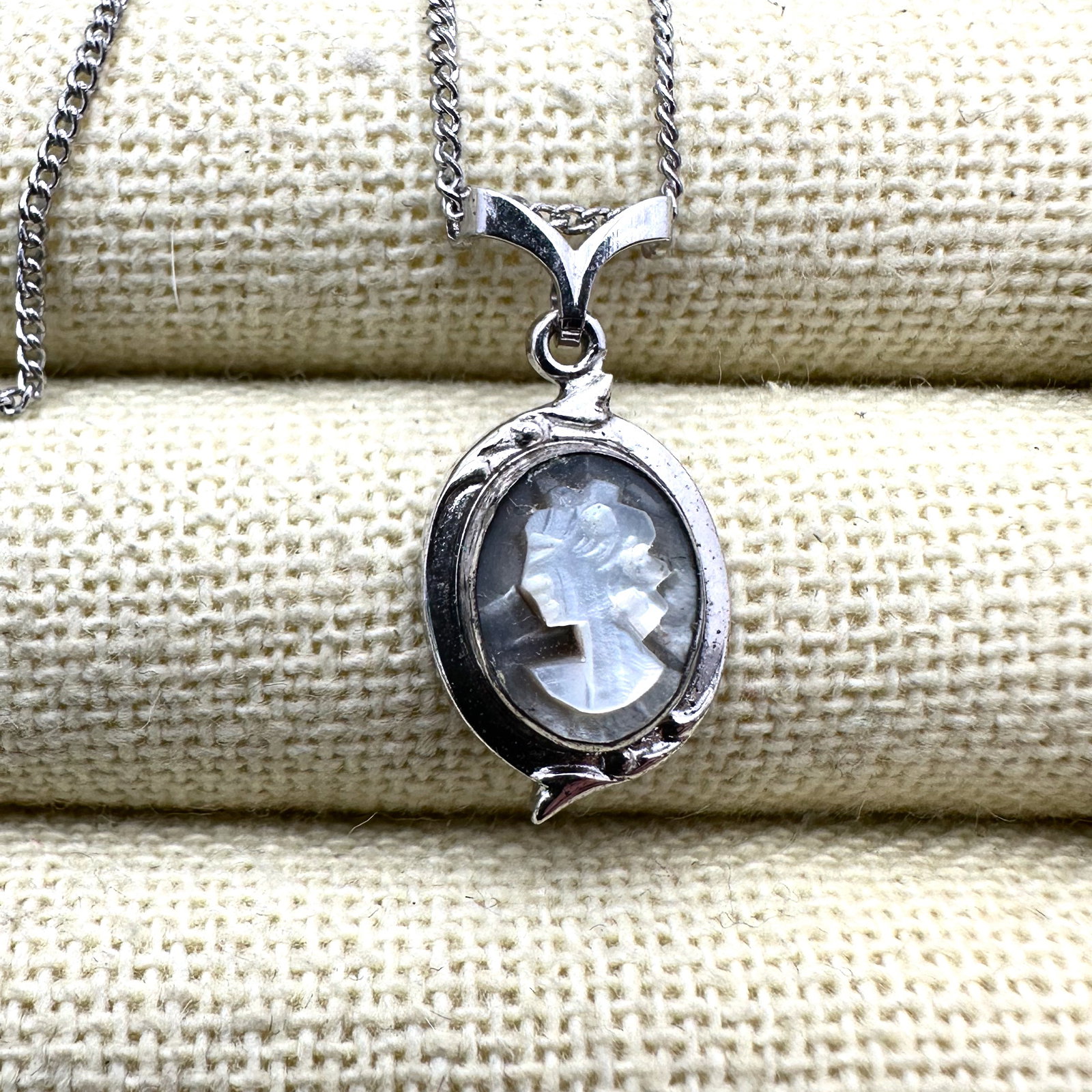 Vintage Sterling Silver Carved Shell Cameo Pendant Necklace 17 Inch Chain (1 of 2)