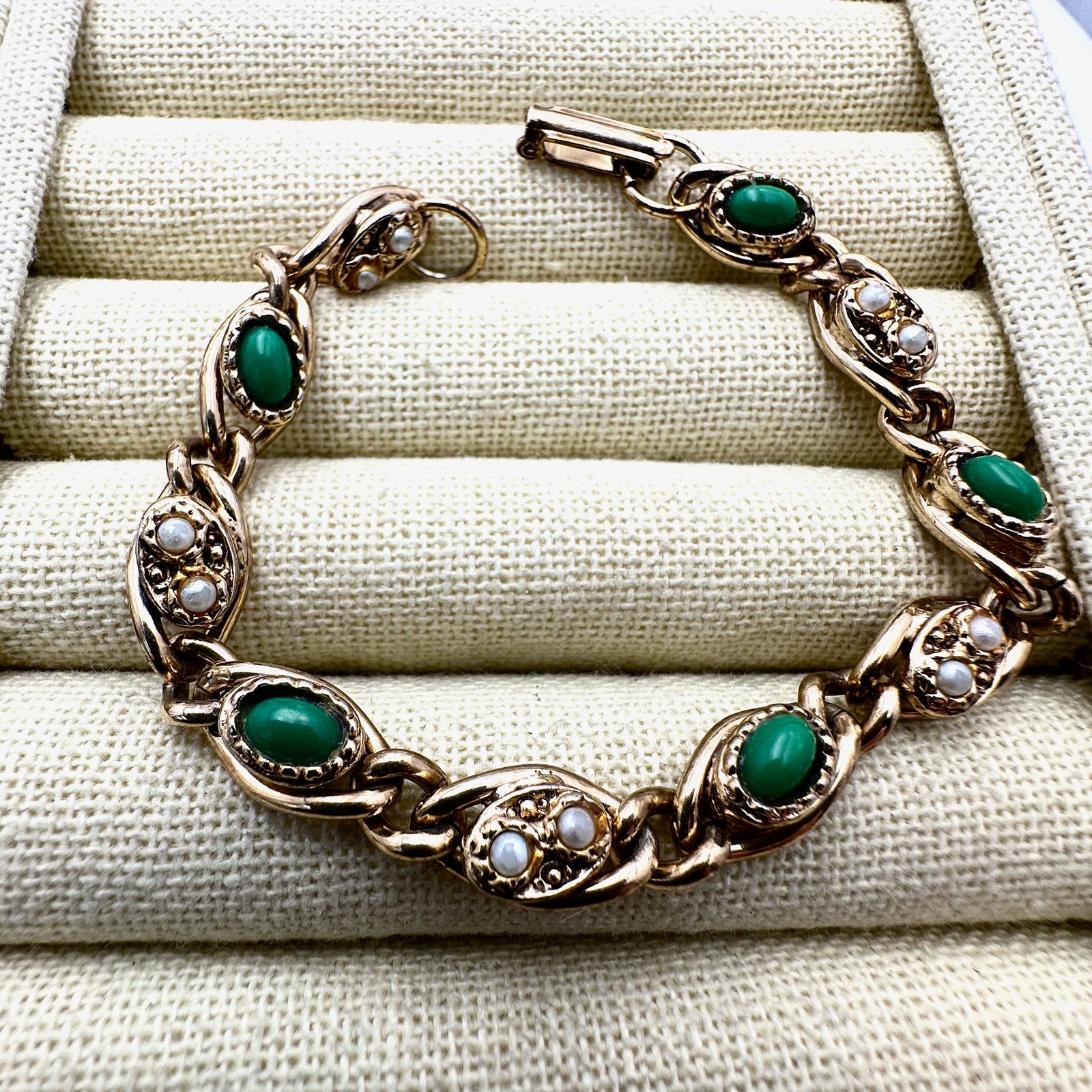 Vintage Green Cabochon Pearl Gold Tone Bracelet 7 Inch: Vintage Green Cabochon Pearl Gold Tone Bracelet 7 Inch