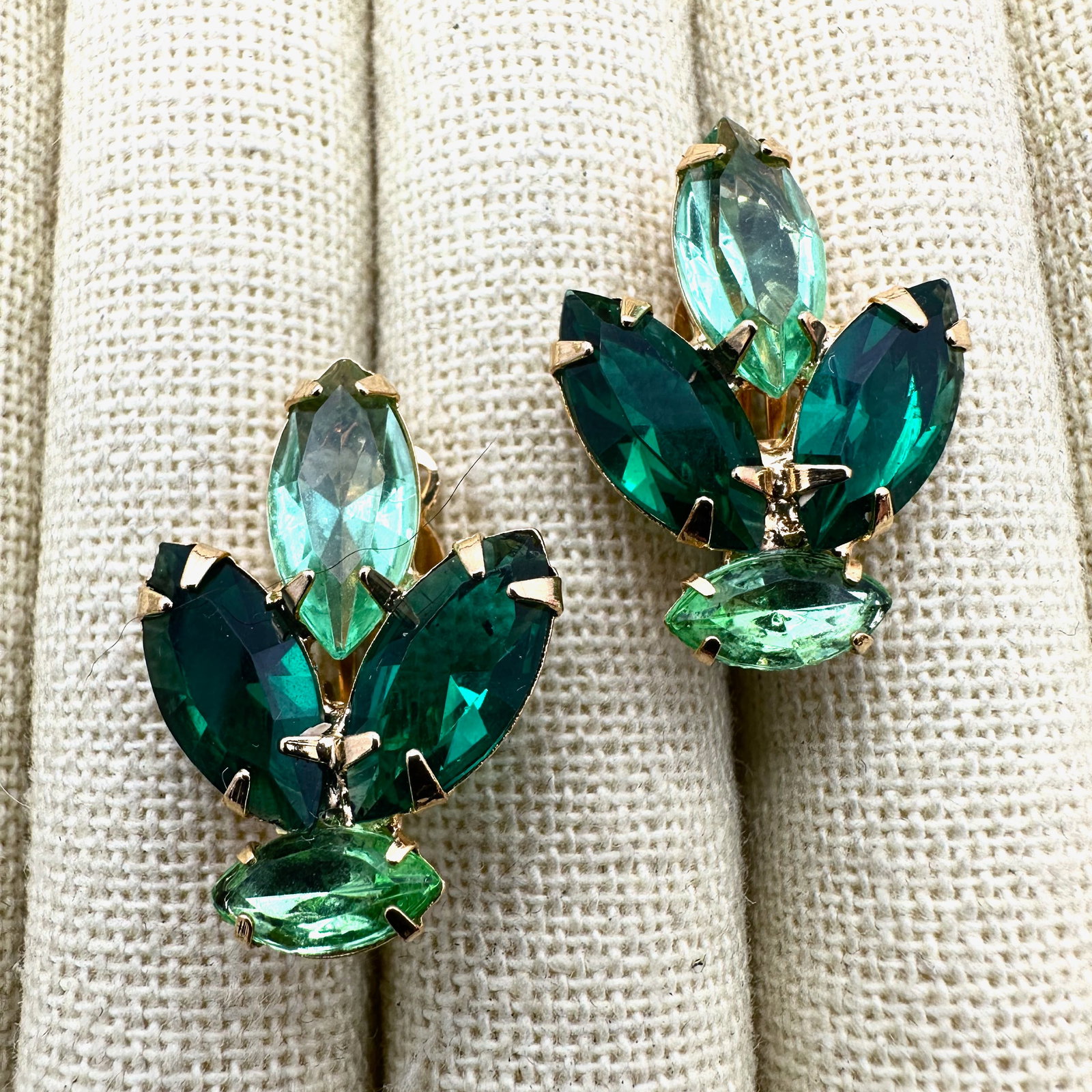 Vintage Green Glass Rhinestone Gold Tone Clip Earrings 1.25 Inch: Vintage Green Glass Rhinestone Gold Tone Clip Earrings 1.25 Inch
