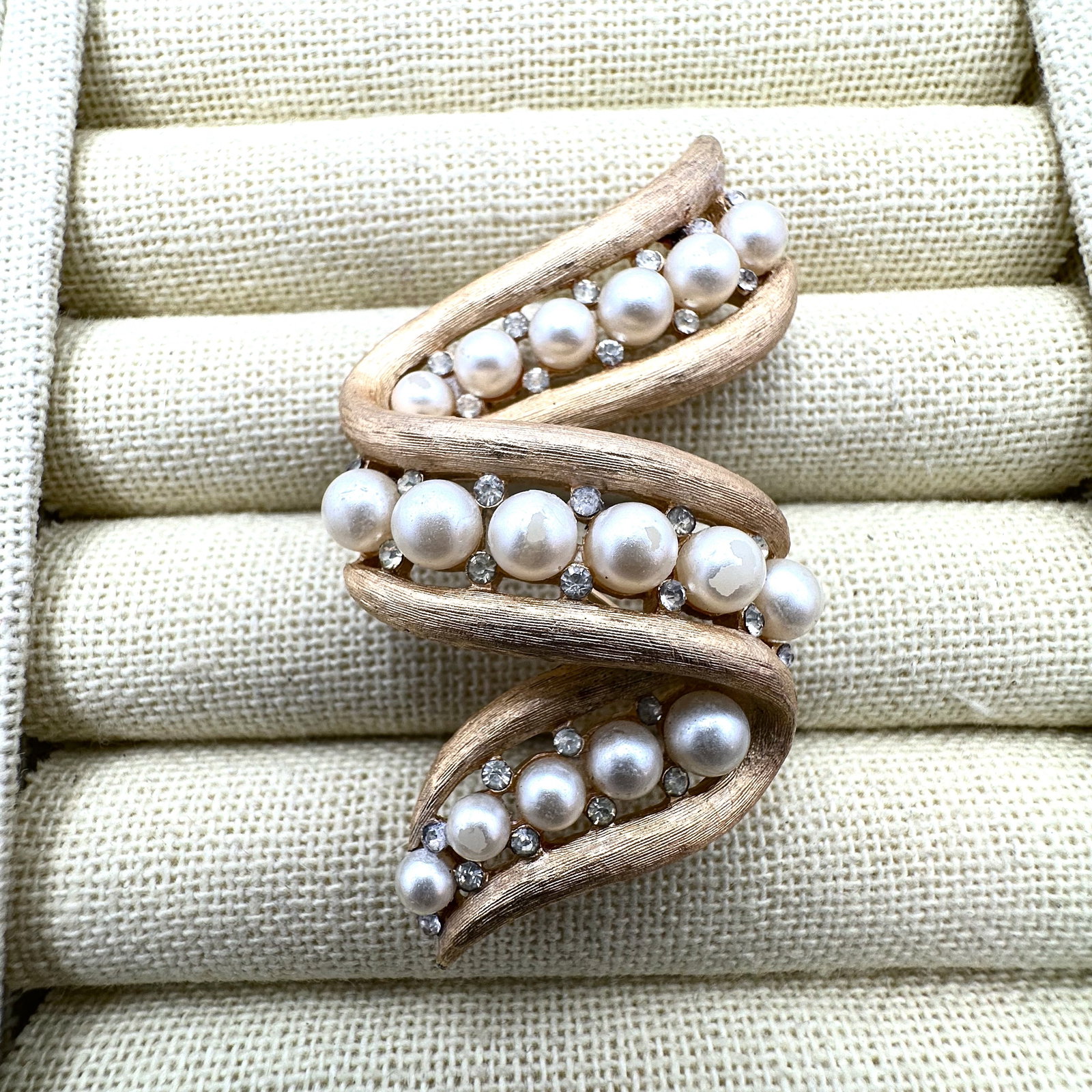 Vintage Faux Pearl Crystal Gold Tone Brooch Pin 2.5 Inch (1 of 2)