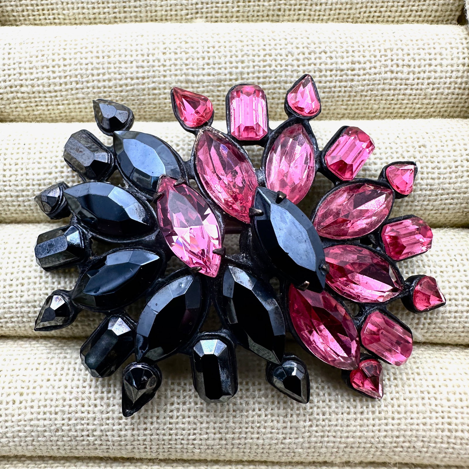 Vintage Pink and Black Glass Rhinestone Japanned Silver Tone Metal Brooch Pin 2.5 Inch: Vintage Pink and Black Glass Rhinestone Japanned Silver Tone Metal Brooch Pin 2.5 Inch