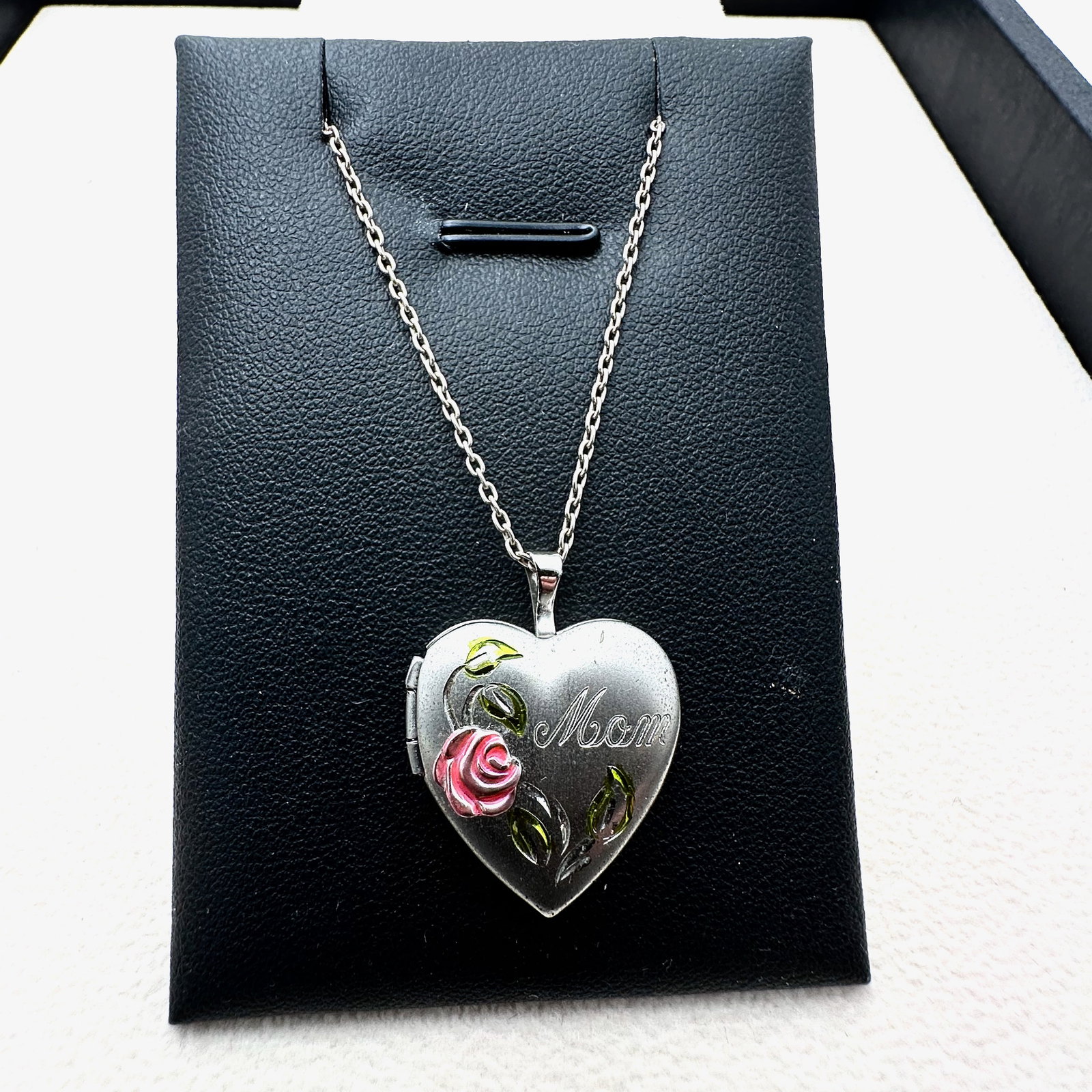 Vintage "Mom" Heart Sterling Silver Locket Pendant Necklace 18 Inch Chain (1 of 2)