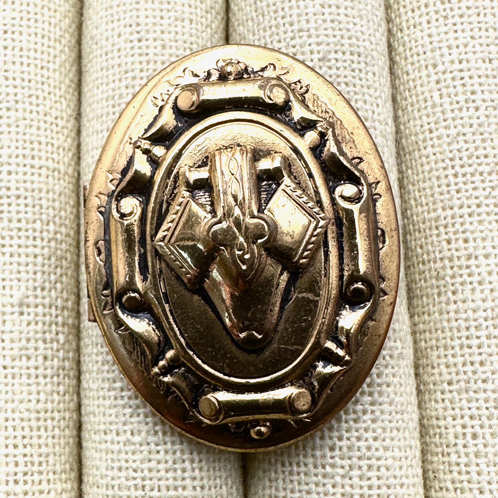 Antique Gold Tone Picture Locket Fur Dress Clip 1.75 Inch (1 of 3)