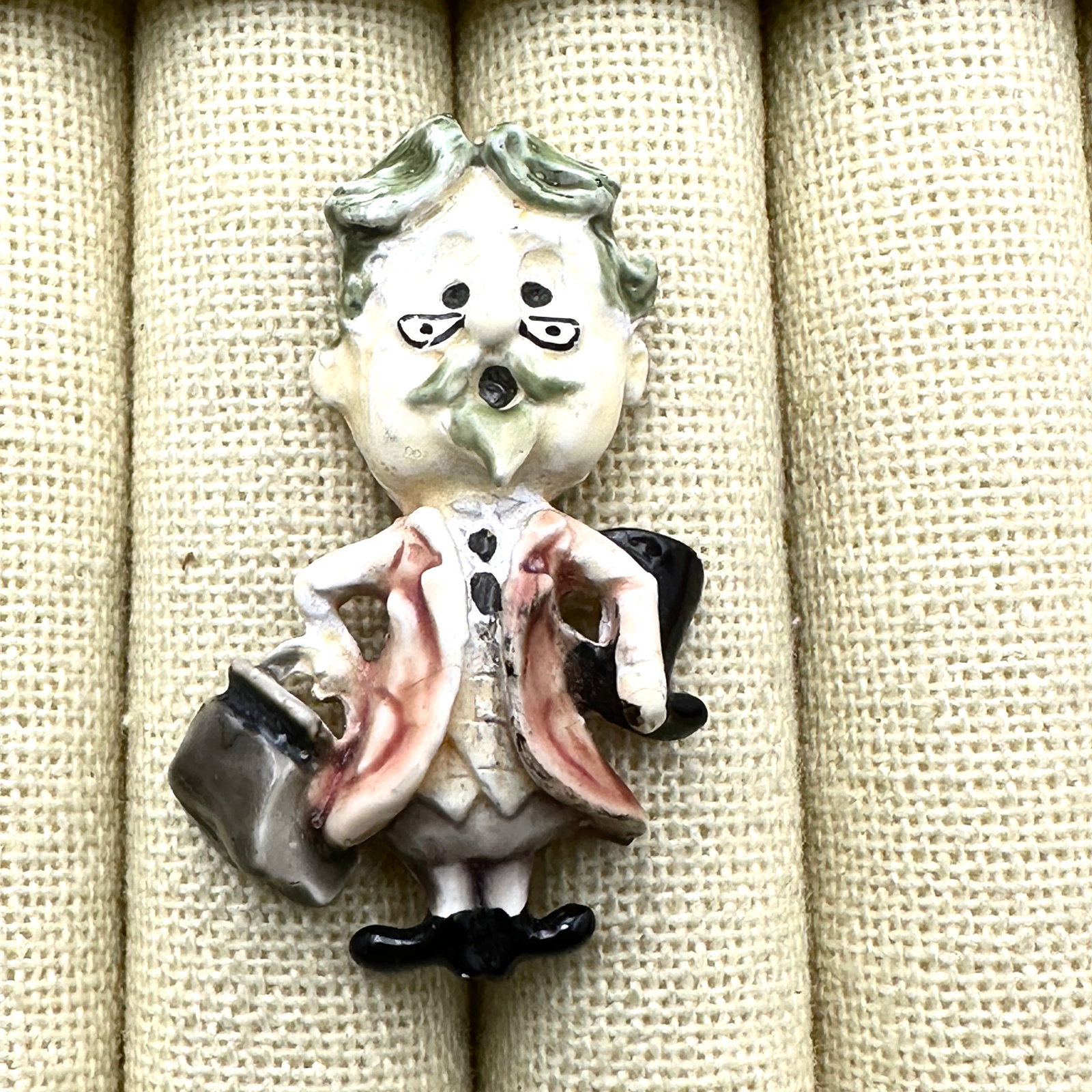 Vintage HAR Enamel Figural Gold Tone Brooch Pin 2 Inch (1 of 2)