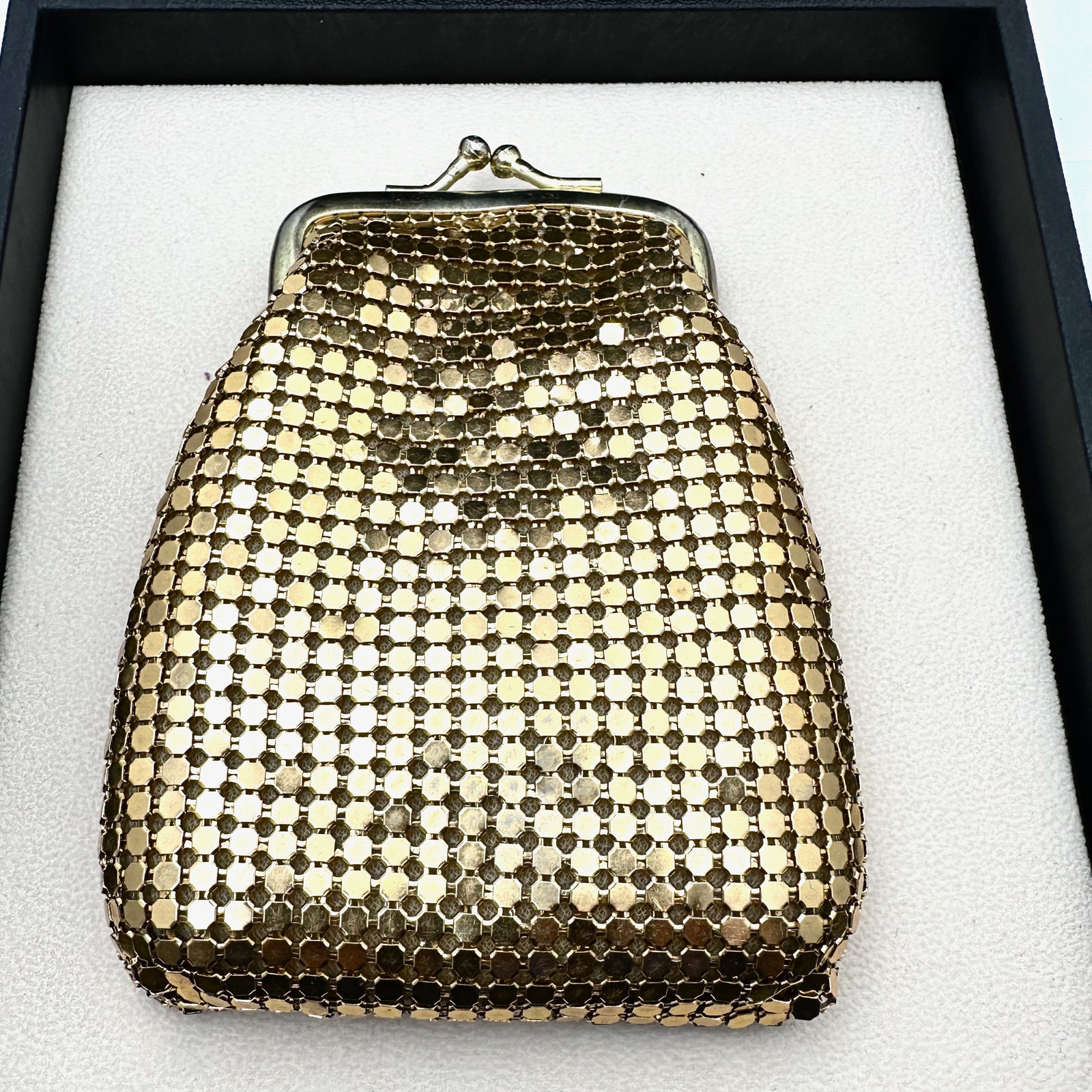 Vintage Whiting and Davis Coin Purse Gold Tone (1 of 2)