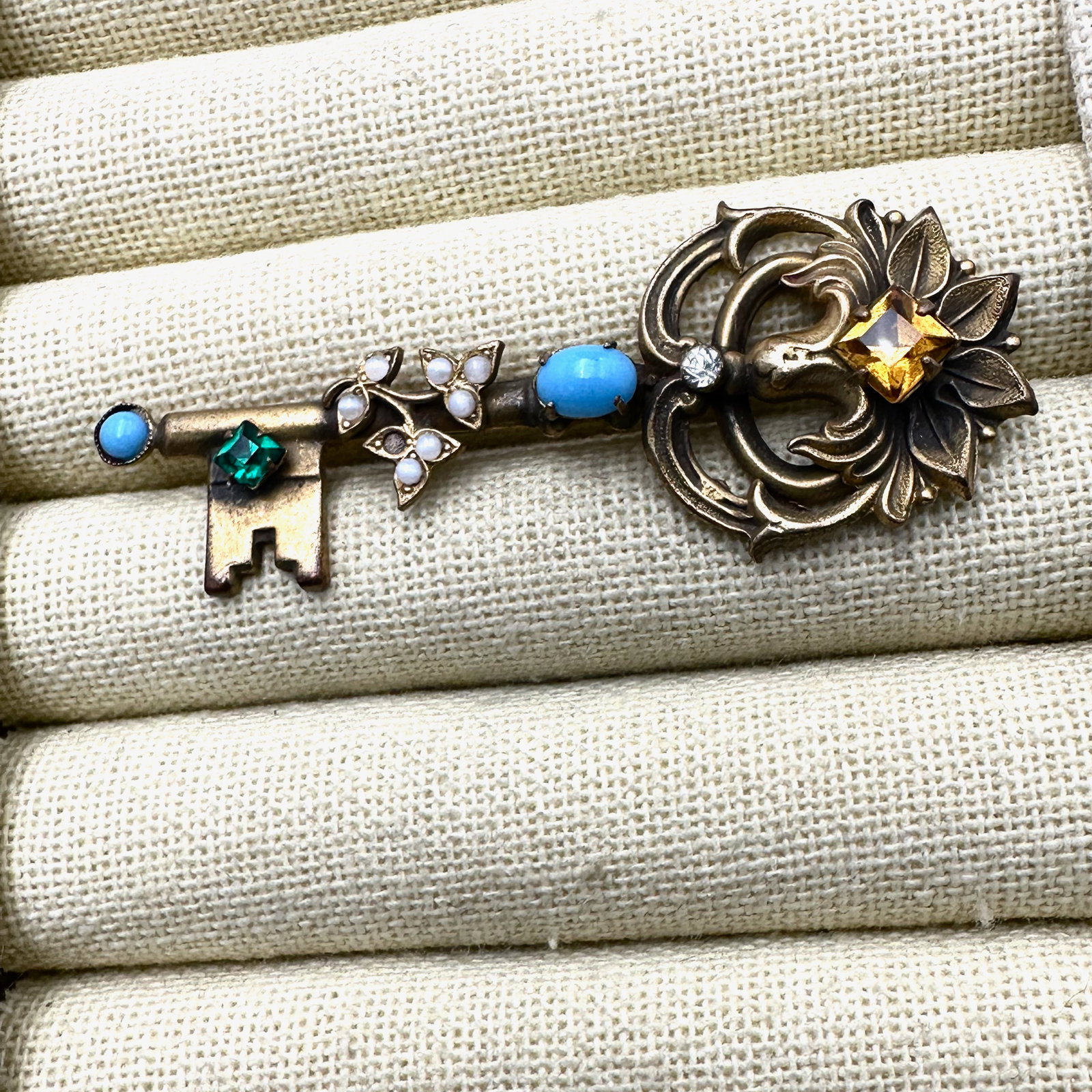 Vintage Coro Multicolor Rhinestone Gold Tone key Brooch Pin 2.5 Inch (1 of 2)