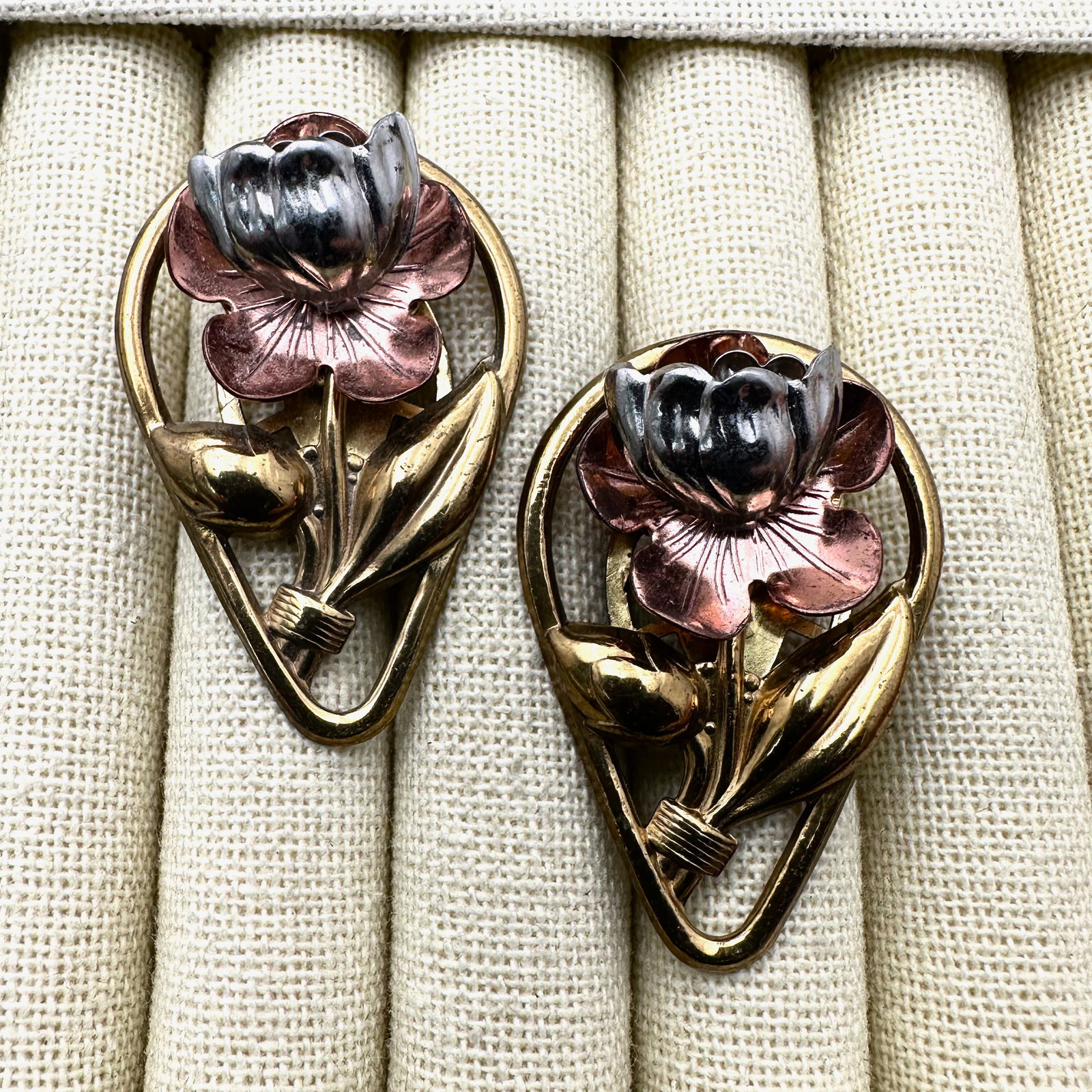 Vintage Kenneth Jay Lane KJL Clear and Red Star Burst Silver Plated Brooch Pin 2.75 Inch: Vintage Kenneth Jay Lane KJL Clear and Red Star Burst Silver Plated Brooch Pin 2.75 Inch