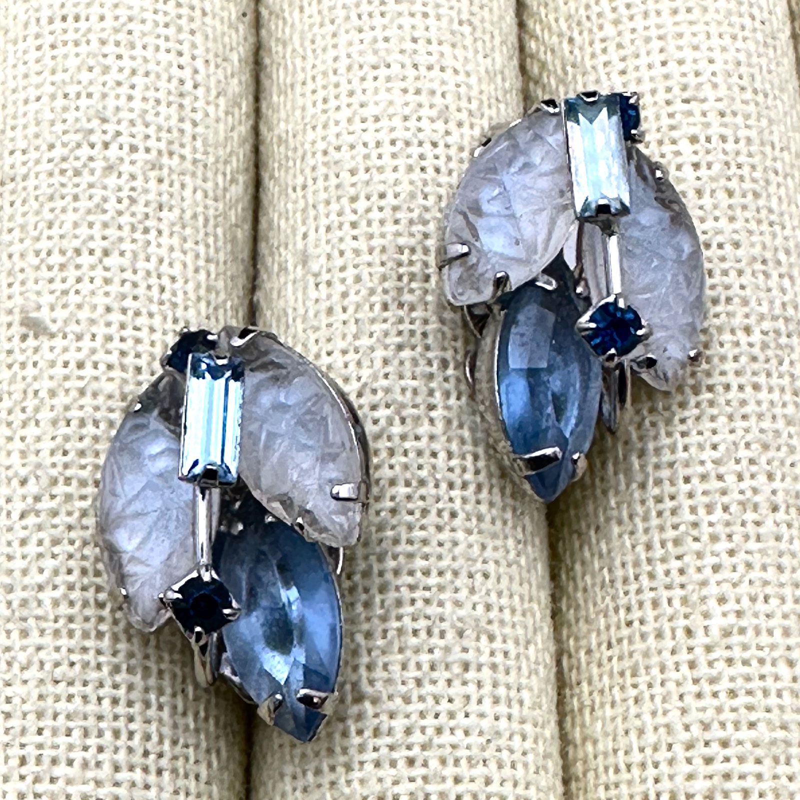 Vintage Unsigned Blue and White Striped Givre Glass Silver Tone Brooch Pin 3 Inch (1 of 2)