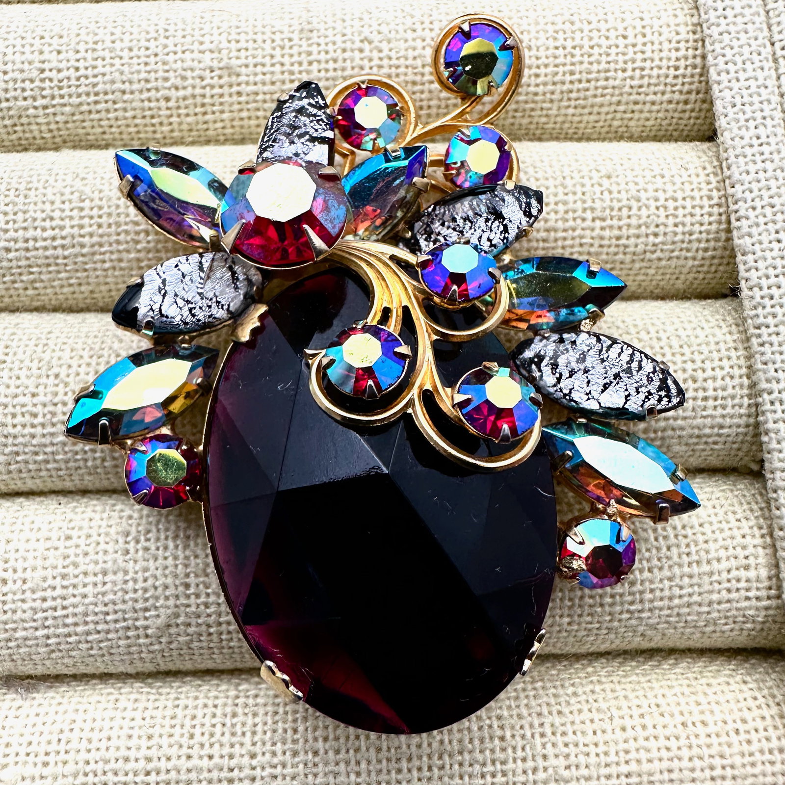 Vintage Juliana Red Givre Glass Rhinestone gold Tone Brooch Pin 2.5 Inch: Vintage Juliana Red Givre Glass Rhinestone gold Tone Brooch Pin 2.5 Inch