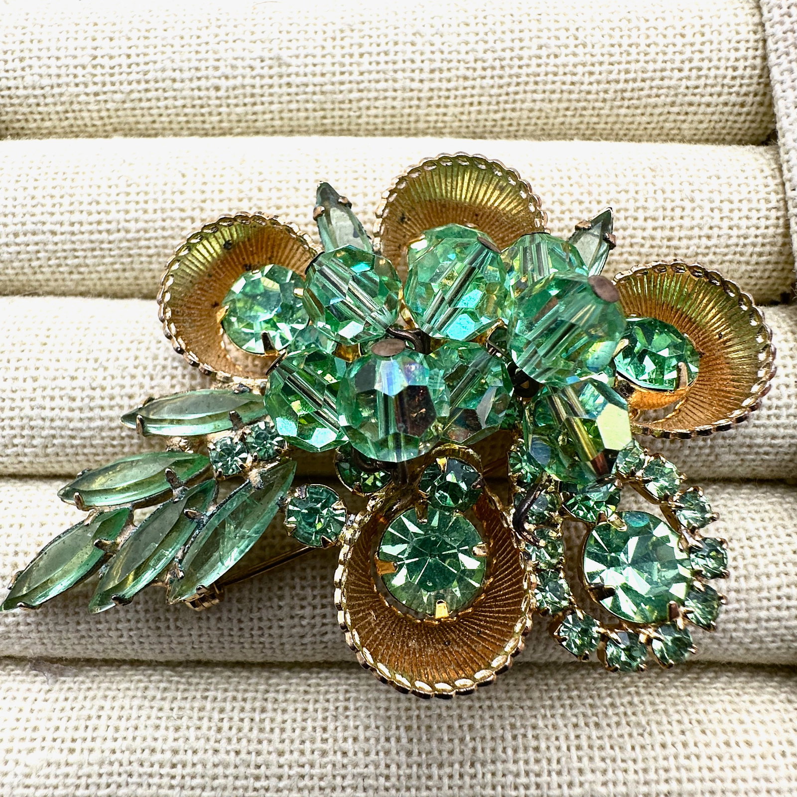 Vintage Juliana? Green Glass Rhinestone Cha Crystal Gold Tone Brooch Pin 2.5 Inch (1 of 2)