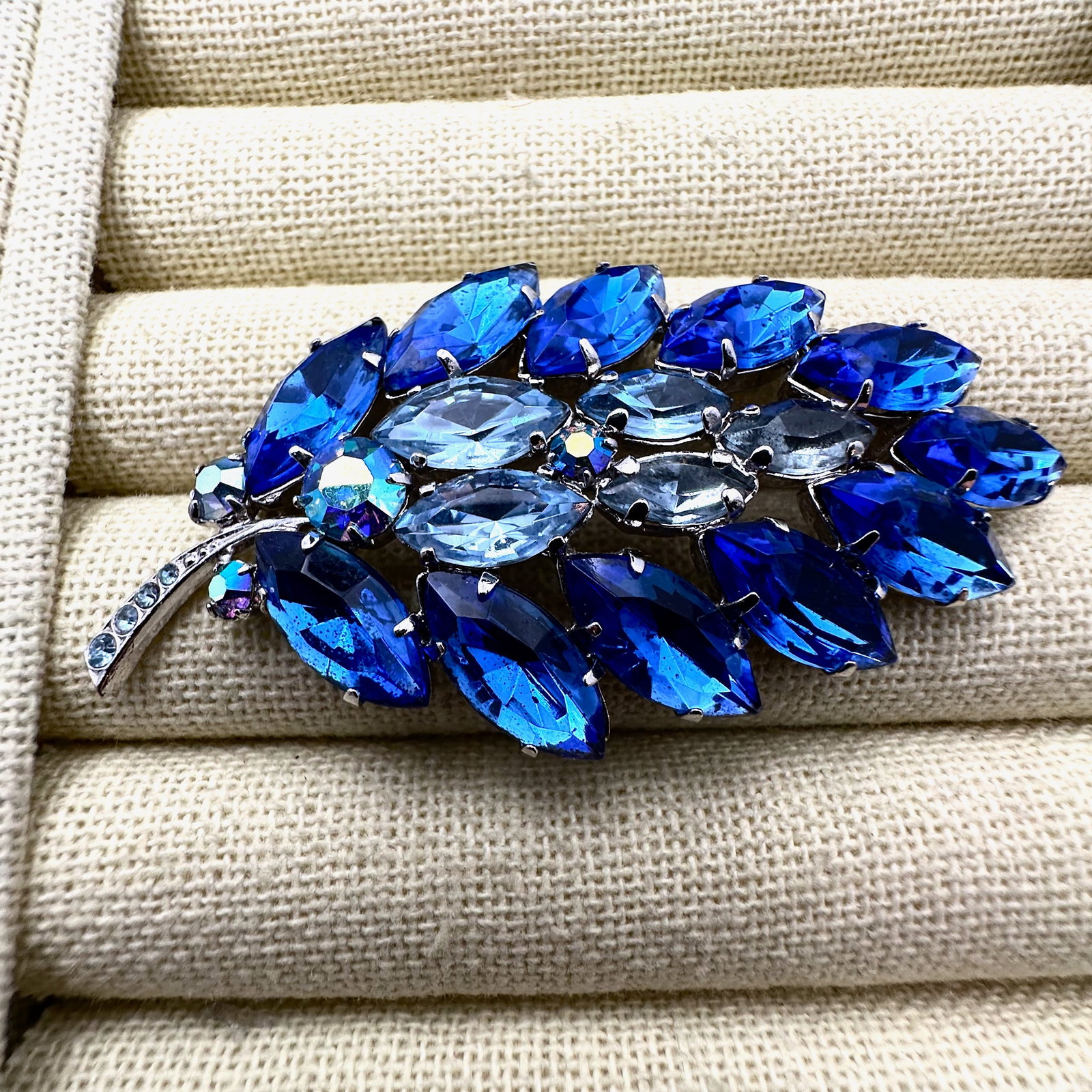 Vintage Blue Glass Rhinestone Silver Tone Brooch Pin 2.75 Inch: Vintage Blue Glass Rhinestone Silver Tone Brooch Pin 2.75 Inch