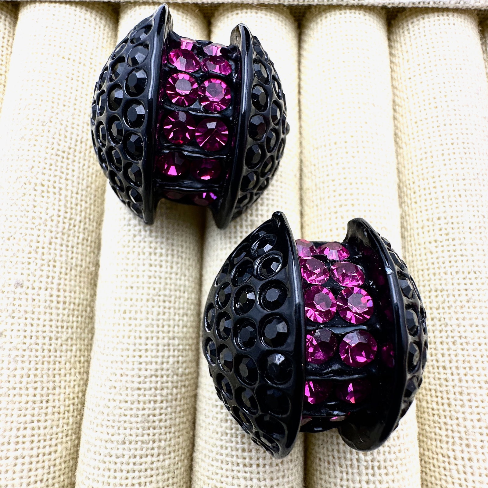 Vintage Jewellians Hot Pink and Black Crystal Clip Earrings Pristine Condition: Vintage Jewellians Hot Pink and Black Crystal Clip Earrings Pristine Condition