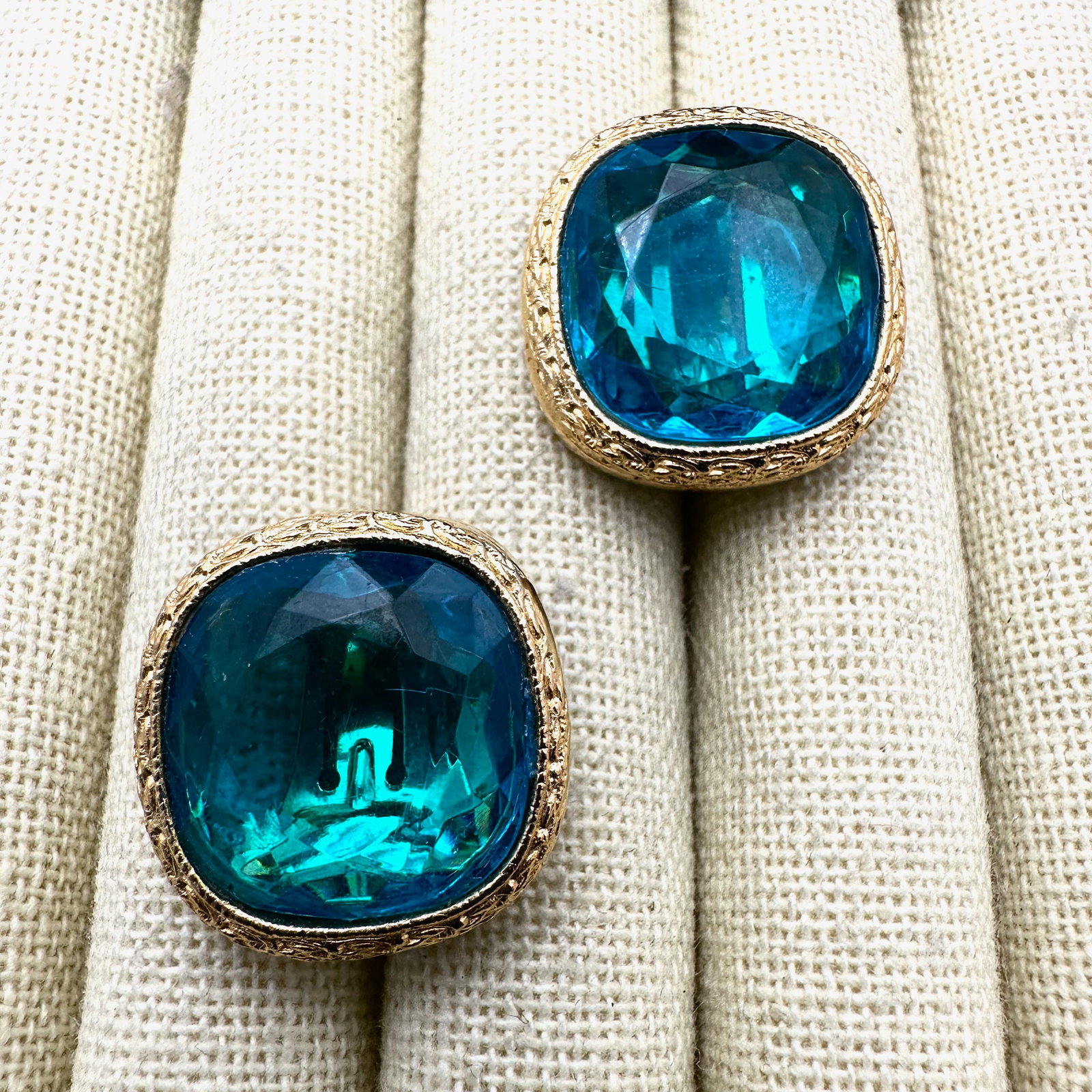 Vintage Turquoise Color Glass Stone Gold Tone Clip Earrings: Vintage Turquoise Color Glass Stone Gold Tone Clip Earrings