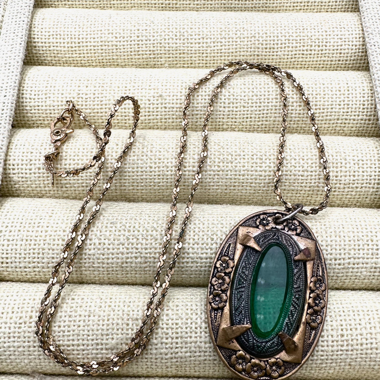 Antique Vintage Green Czech Glass Antiqued Gold Tone Pendant Necklace 18 Inch Chain: Antique Vintage Green Czech Glass Antiqued Gold Tone Pendant Necklace 18 Inch Chain