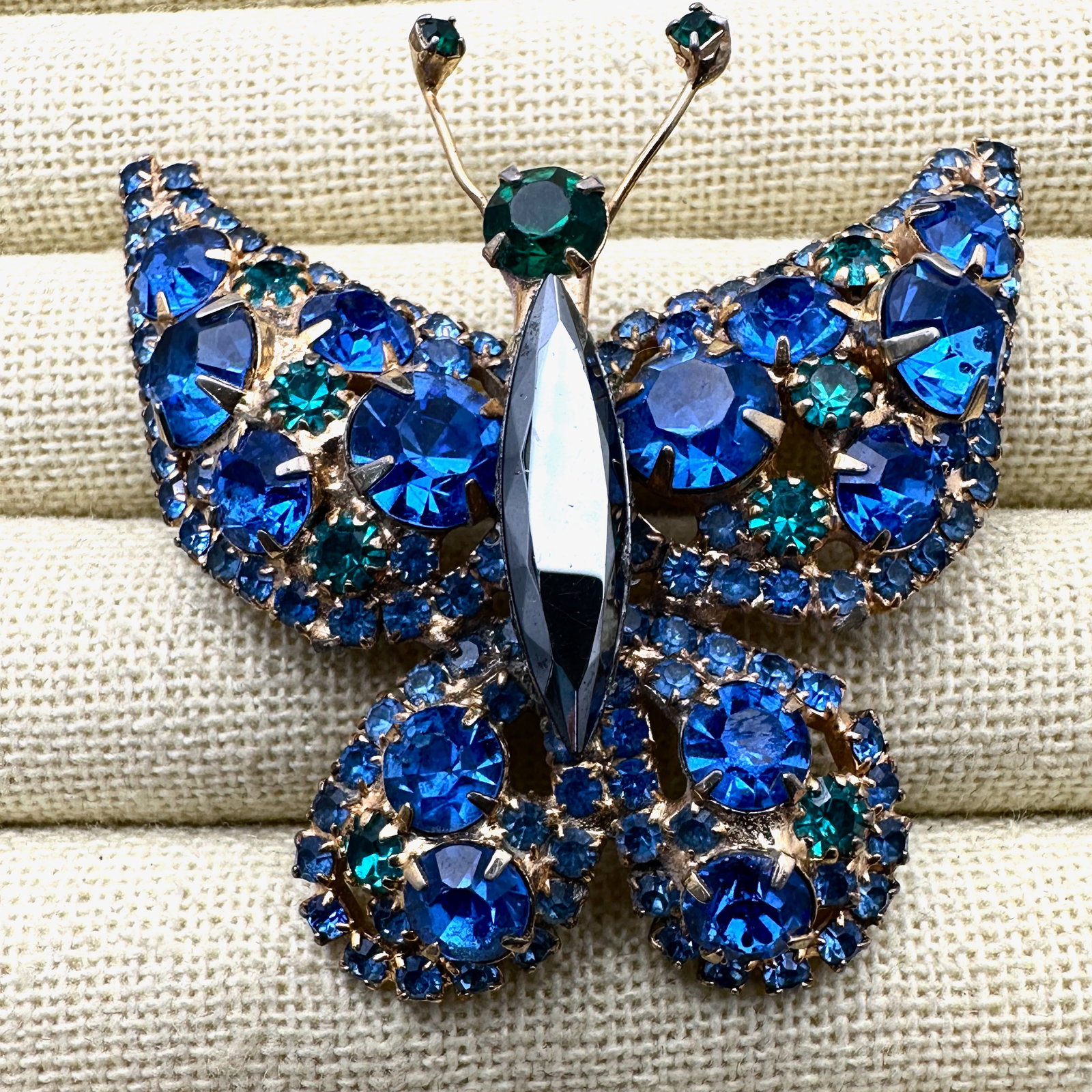 Vintage Beautiful Unsigned Blue Green Glass Rhinestone Gold Tone Butterfly Brooch Pin 2 Inch (1 of 2)