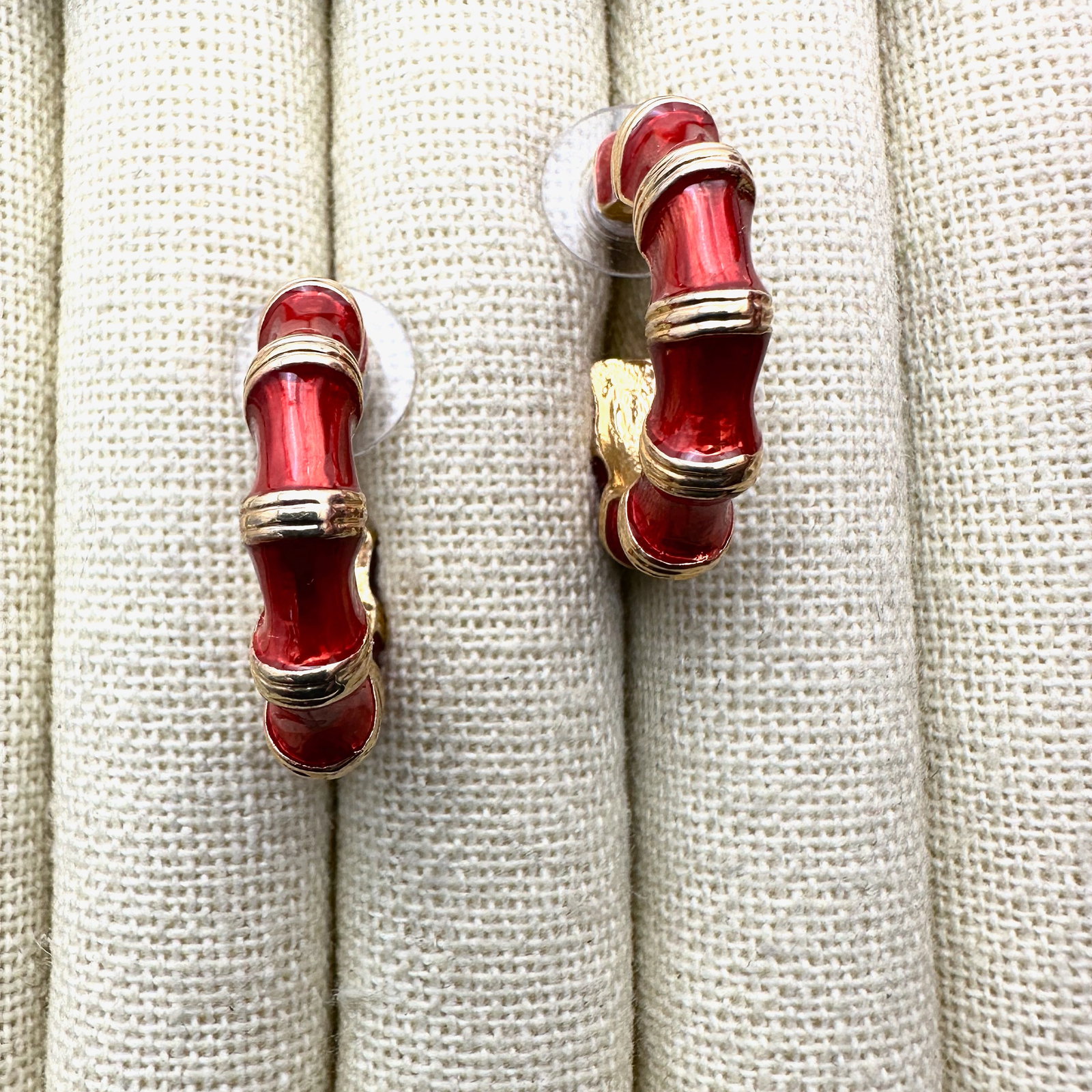 Vintage Kenneth Jay Lane Red Enamel Gold Tone Pierced 1 Inch Hoop Earrings (1 of 2)
