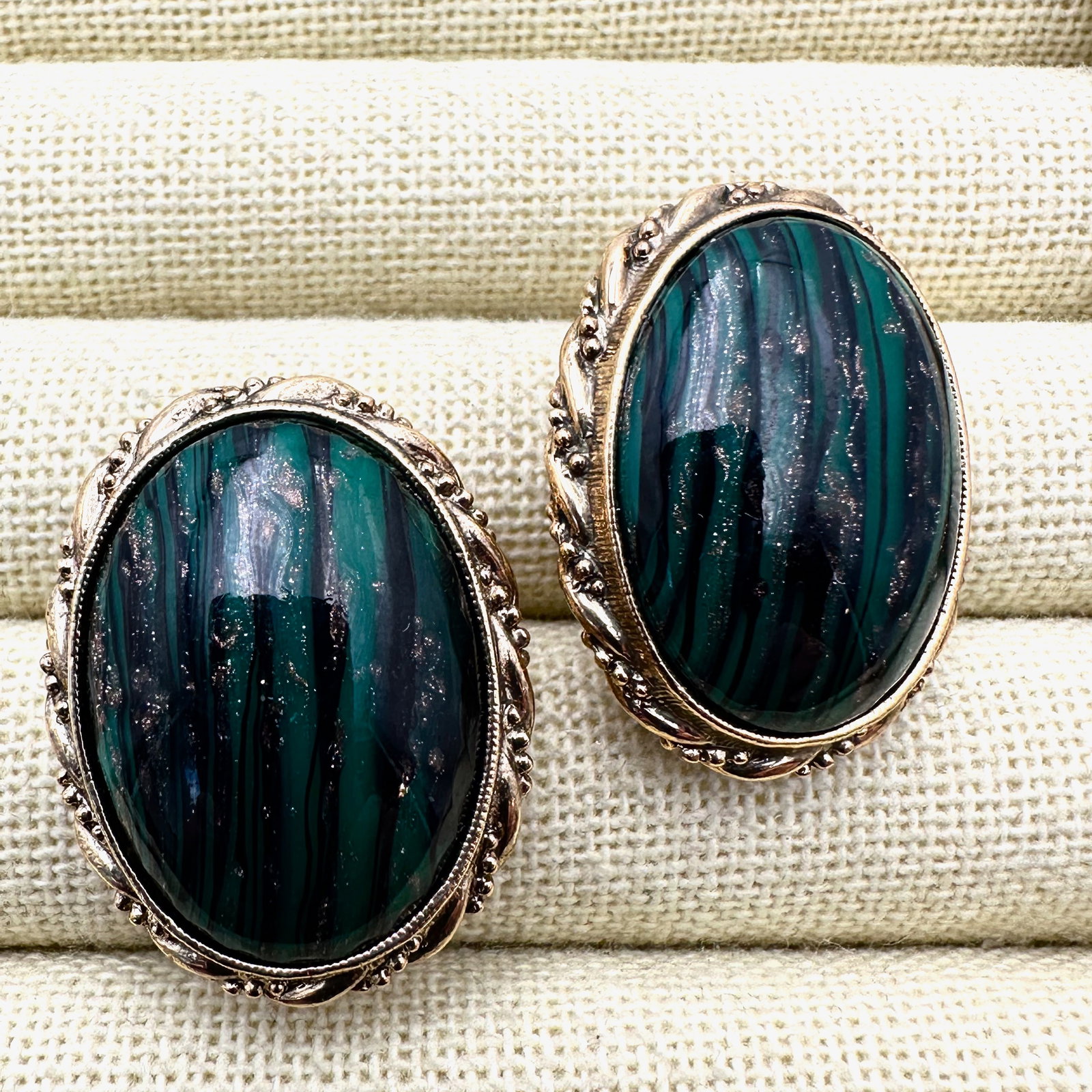 Vintage 1928 Brand Sparkly Art Glass Gold tone Clip Earrings 1.25 Inch (1 of 2)