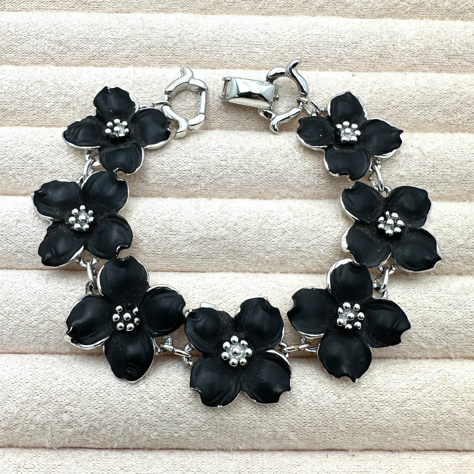 Vintage Black Enamel Flower Design Silver Tone Bracelet 7 Inch: Vintage Black Enamel Flower Design Silver Tone Bracelet 7 Inch