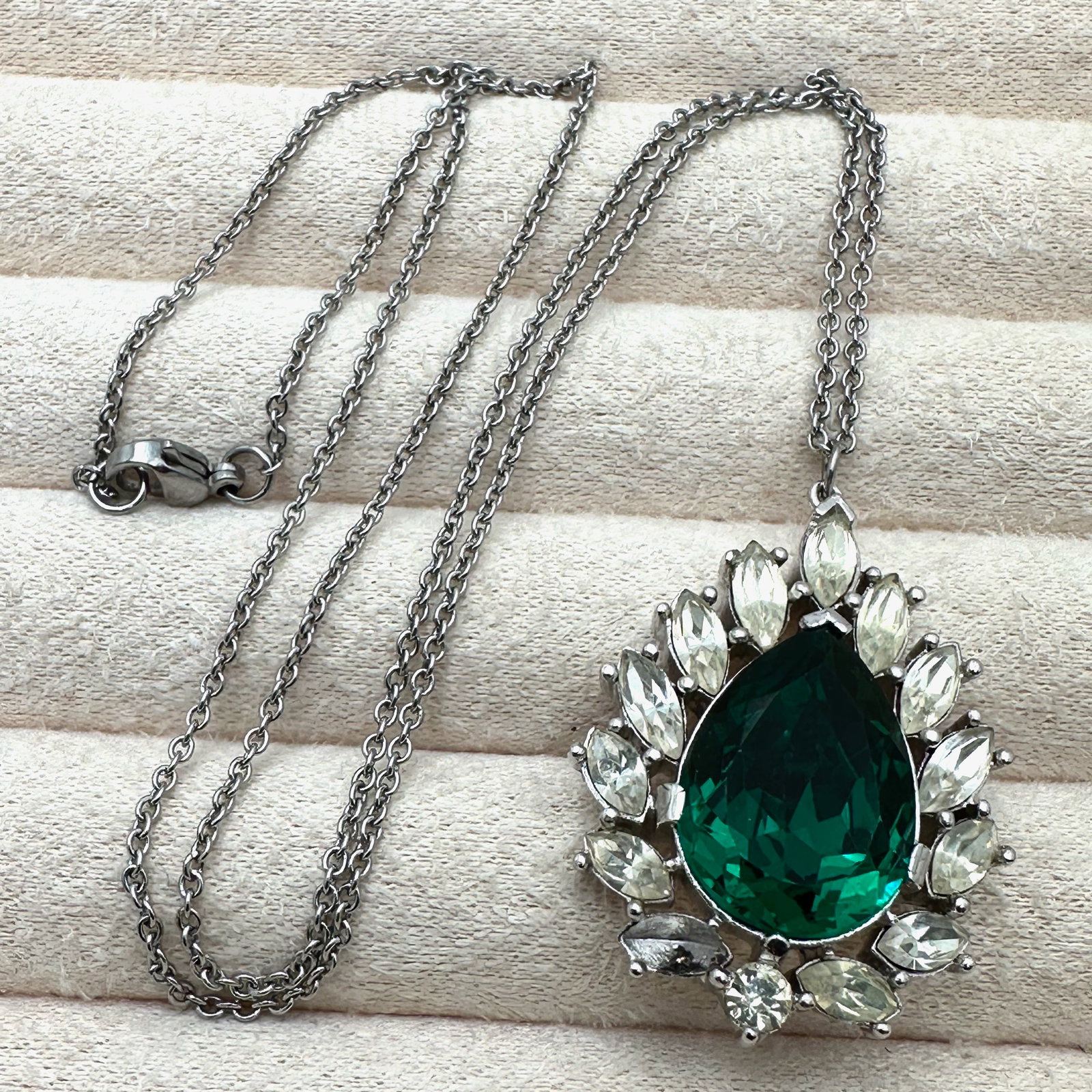 Vintage Unsigned Emerald Green and Clear Crystal Silver Tone Pendant Necklace Chain 18 Inch (1 of 2)