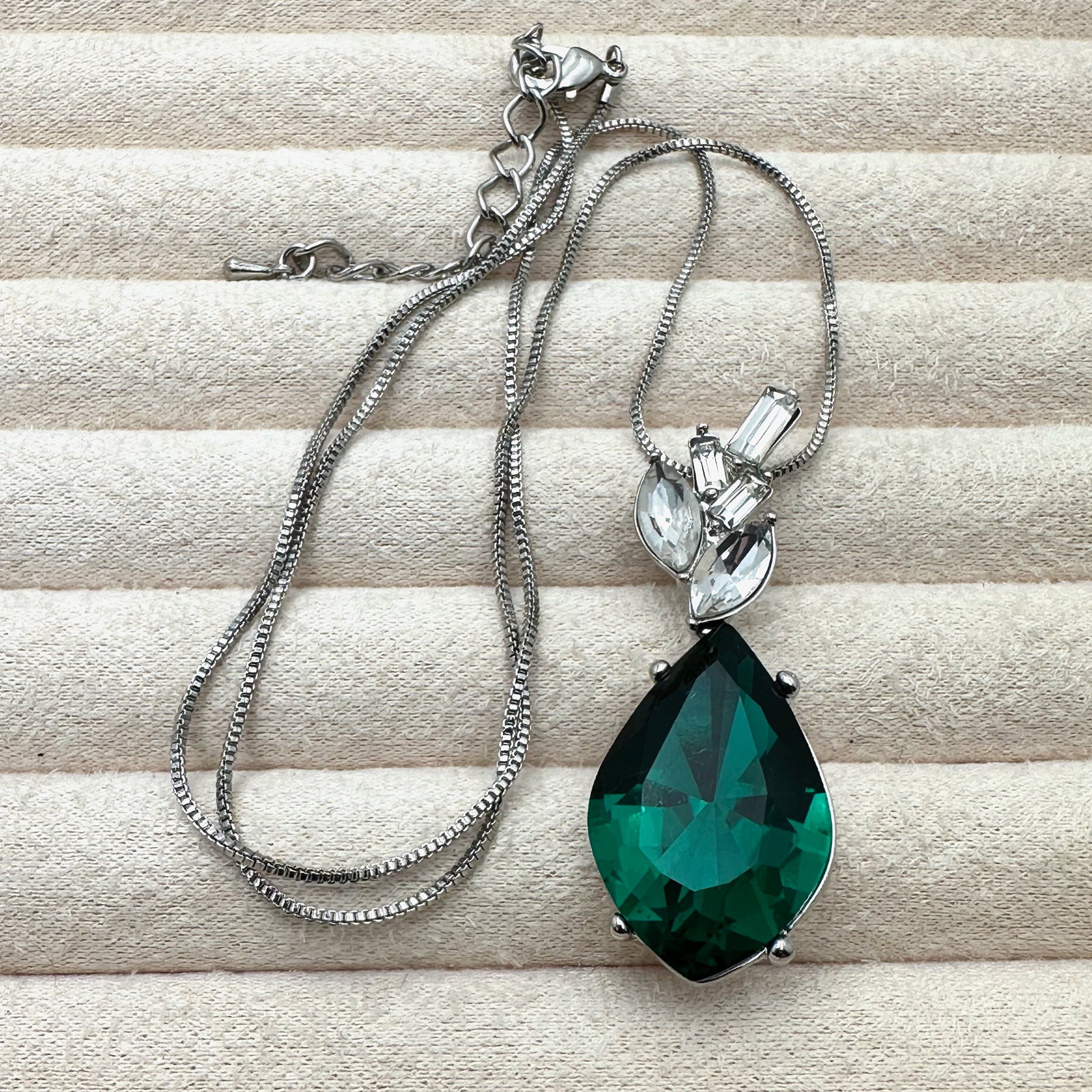 Vintage Emerald Green and Clear Crystal Silver Tone Pendant Necklace 20 Inch Chain (1 of 2)
