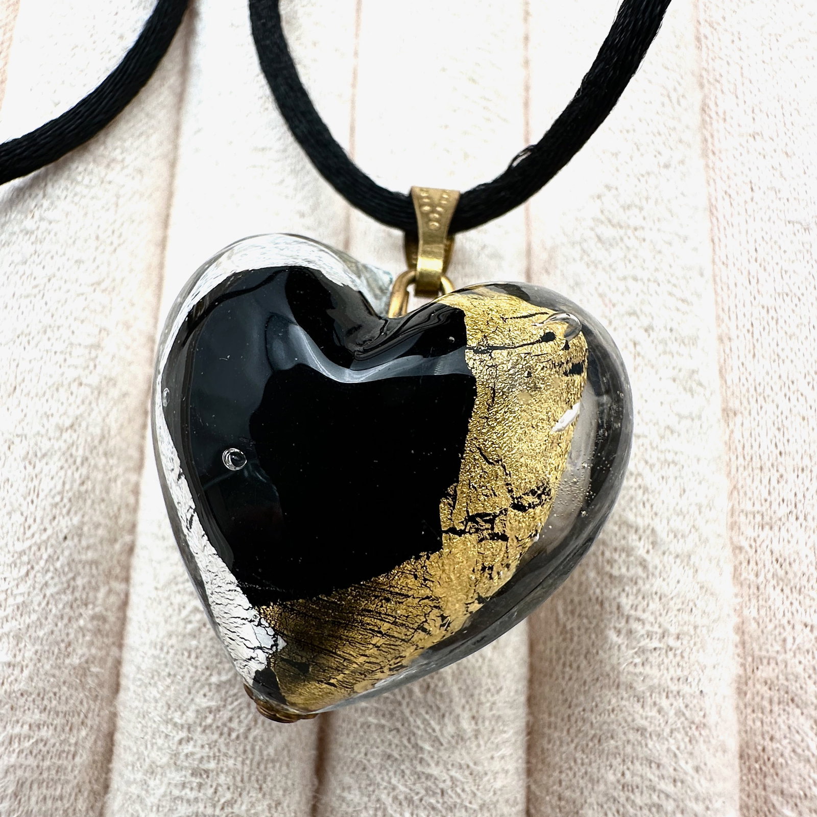 Vintage Italian Murano Glass Heart 1.5 Inch Pendant Necklace 16 Inch Black Silk Cord: Vintage Italian Murano Glass Heart 1.5 Inch Pendant Necklace 16 Inch Black Silk Cord