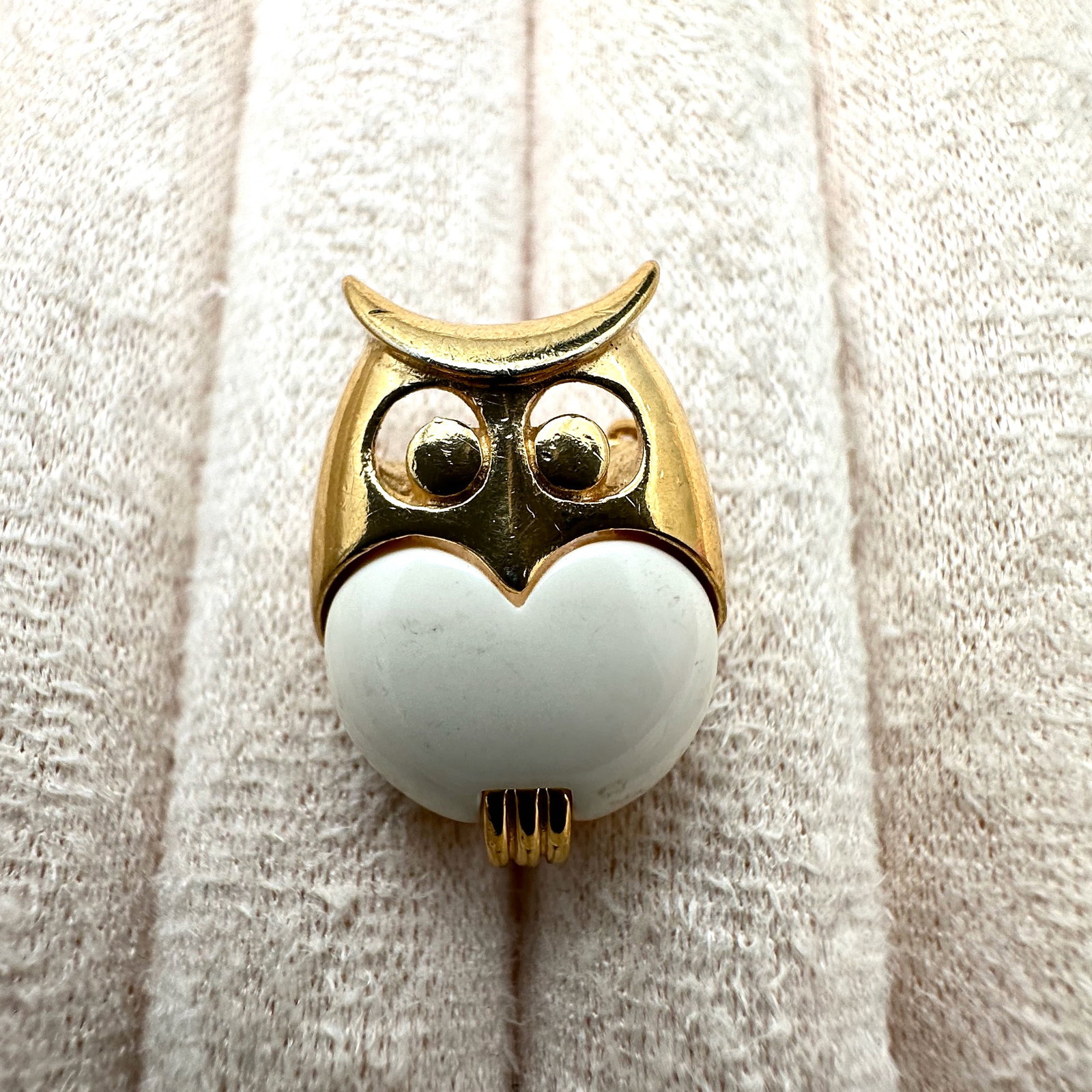 Vintage Trifari White Lucite Gold Tone Owl Broch Pin 1 Inch (1 of 2)