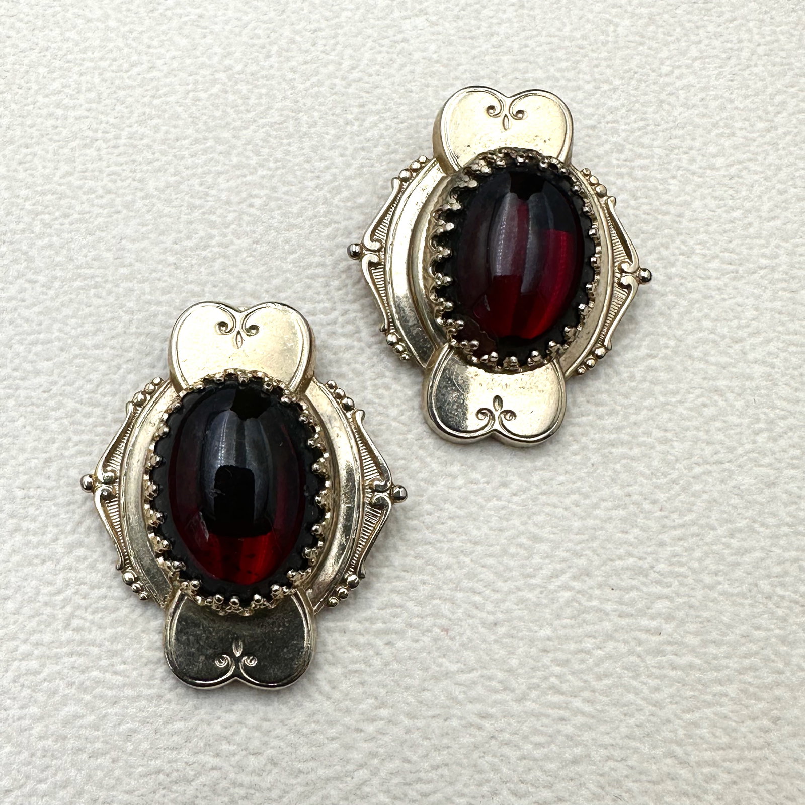 Vintage Red Glass Stone Gold Tone Clip Earrings 1.5 Inch (1 of 2)