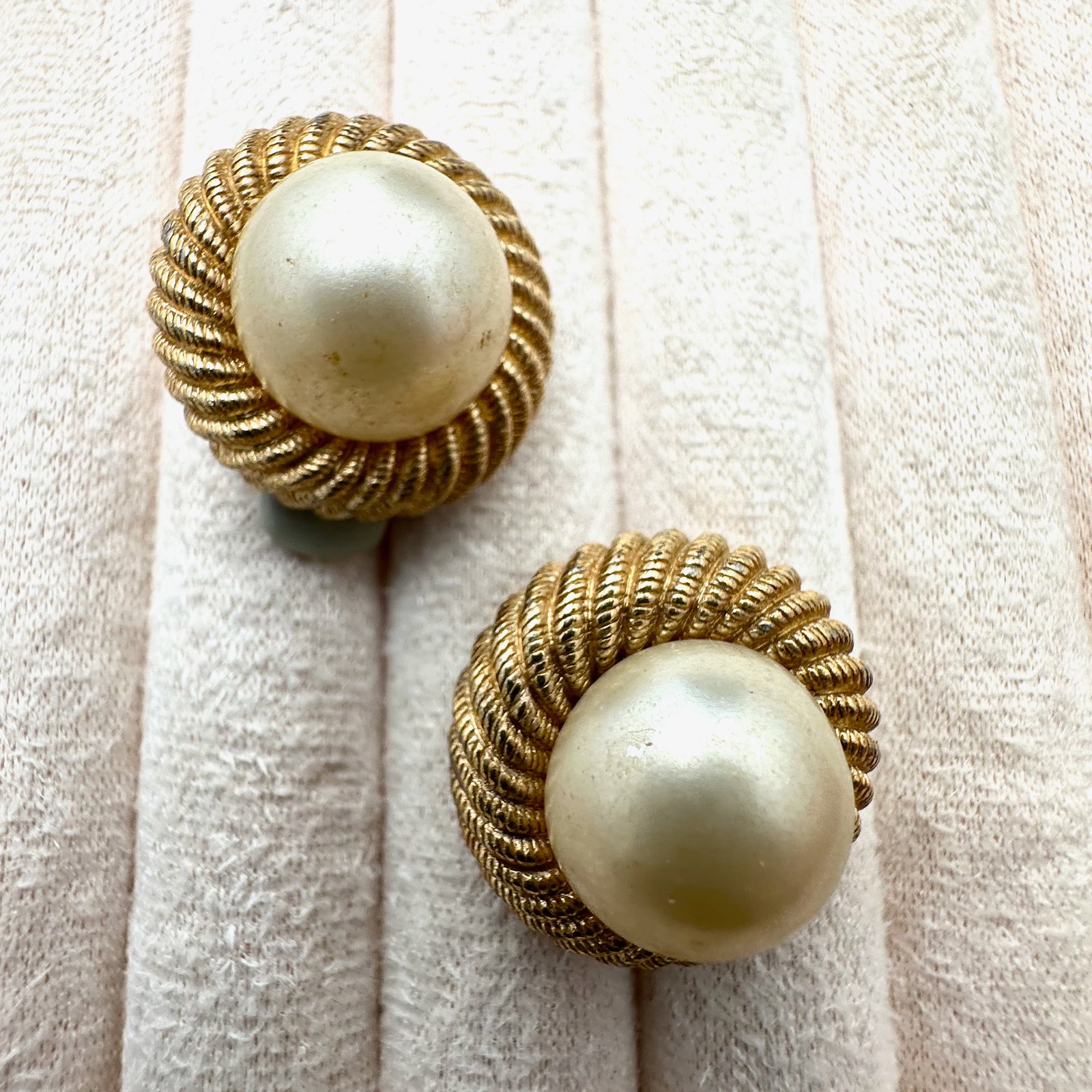 Vintage Ciner Faux Pearl Gold Tone Clip Earrings 1.25 Inch (1 of 2)