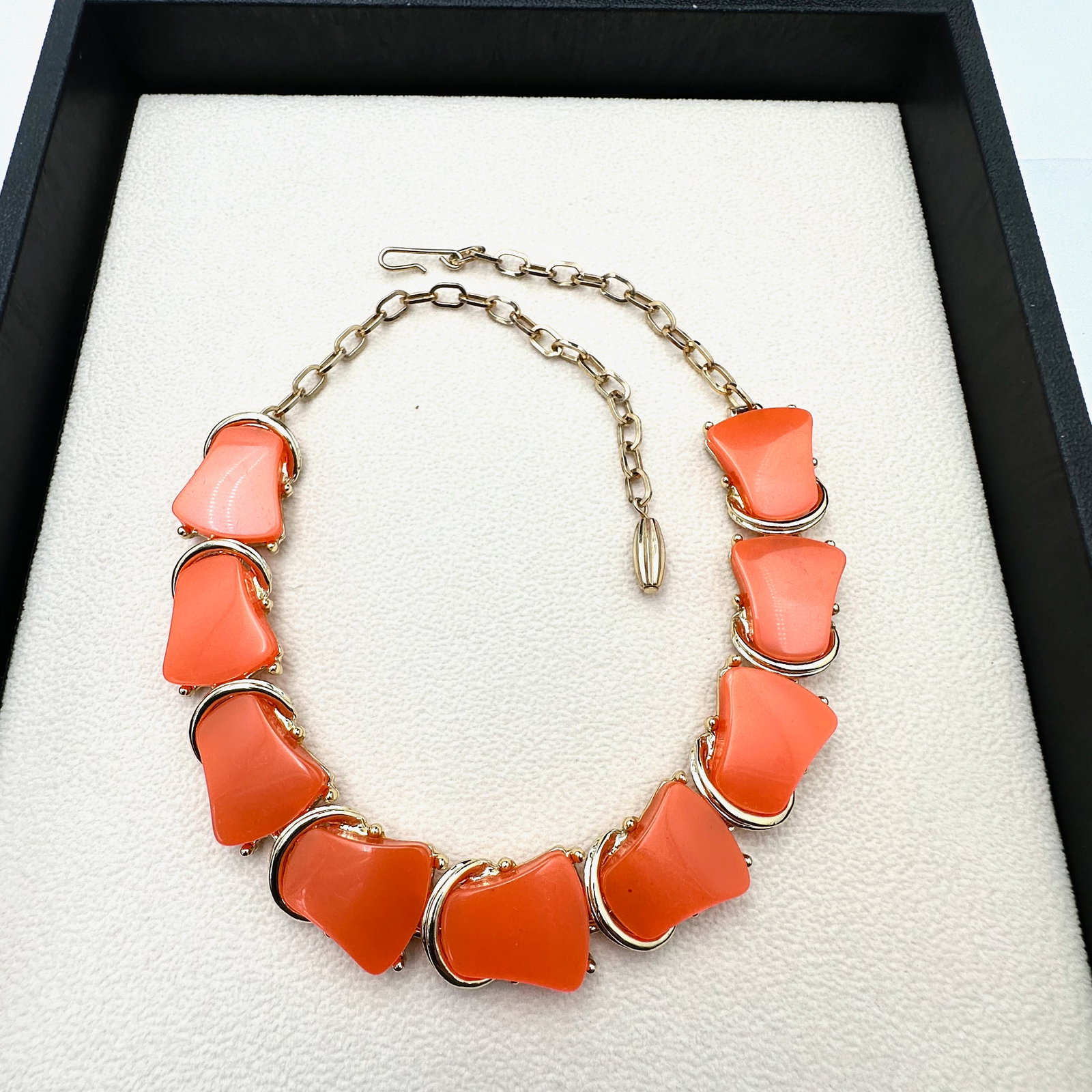 Vintage Orange Thermoset Gold Tone Necklace 16 Inch: Vintage Orange Thermoset Gold Tone Necklace 16 Inch