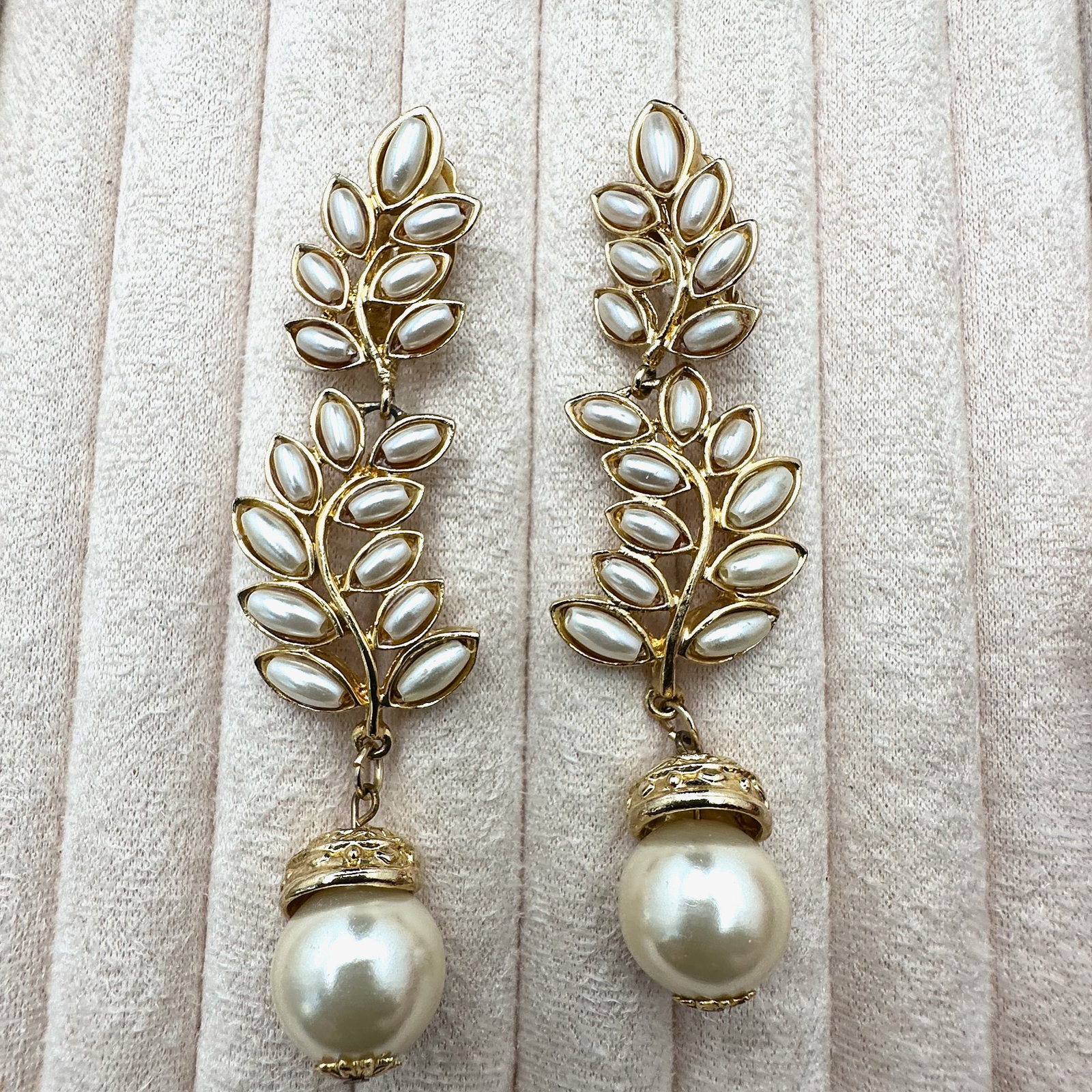Vintage Faux Pearl Gold Tone 3 Inch Chandelier Clip Earrings: Vintage Faux Pearl Gold Tone 3 Inch Chandelier Clip Earrings
