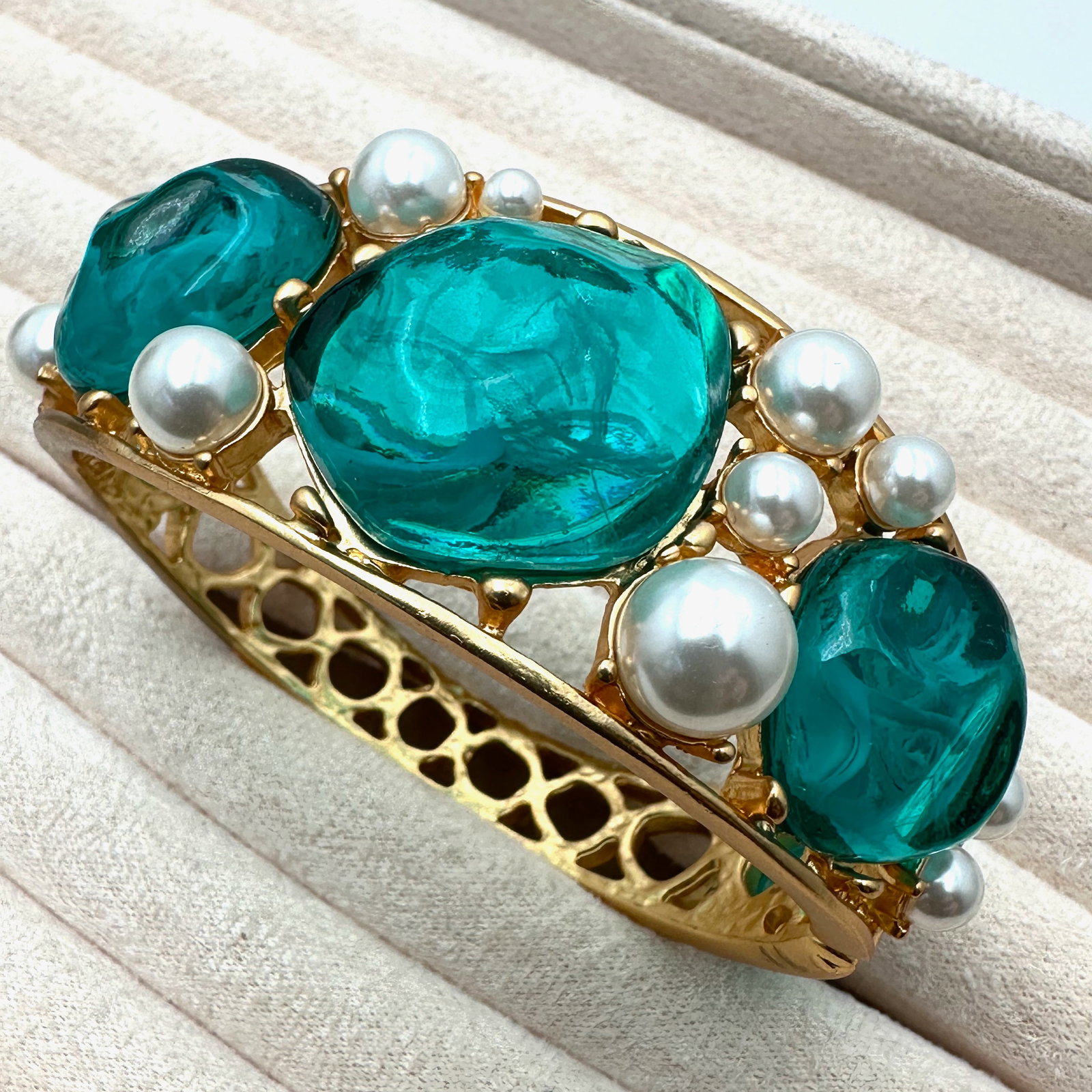 Green Marbled Lucite Faux Pearl Matte Gold Tone Bracelet 7 Inch: Green Marbled Lucite Faux Pearl Matte Gold Tone Bracelet 7 Inch