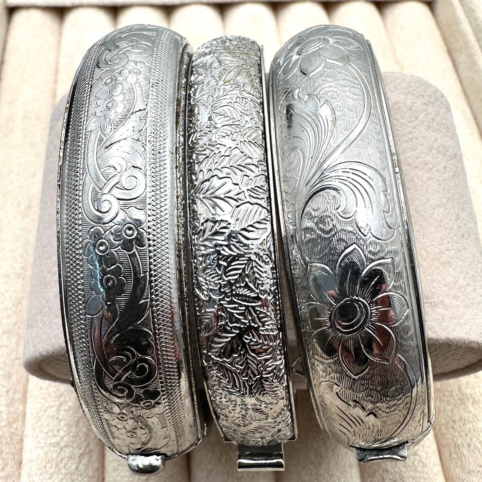 Group Lot of Vintage Silver Tone Hinged Bangle Bracelets (1 of 2)