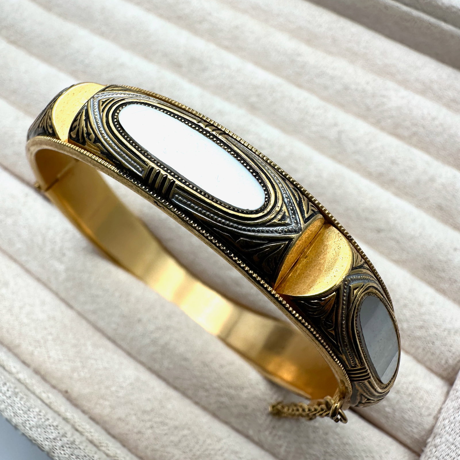Vintage Damascene Gold Tone Hinged Bangle Bracelet 7.5 Inch (1 of 2)