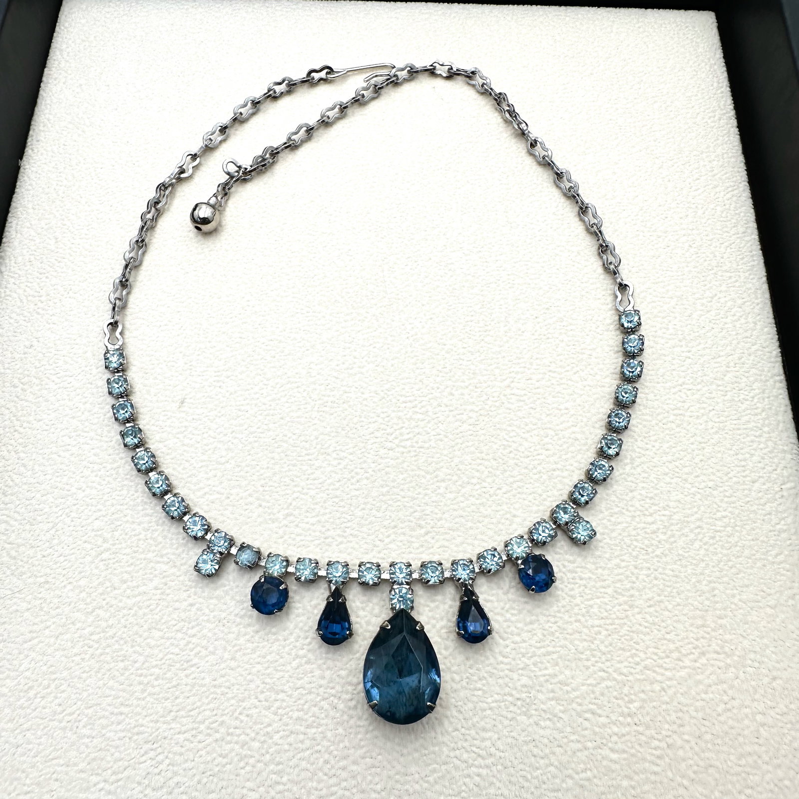 Vintage Blue Glass Rhinestone Silver Tone 16 Inch Necklace: Vintage Blue Glass Rhinestone Silver Tone 16 Inch Necklace