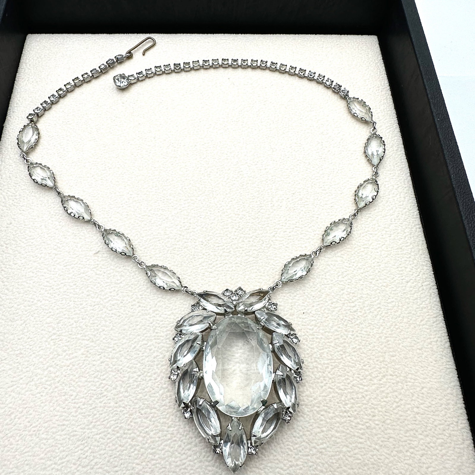 Vintage Juliana? Clear Glass Rhinestone Silver Tone Pendant Necklace 16 Inch: Vintage Juliana? Clear Glass Rhinestone Silver Tone Pendant Necklace 16 Inch
