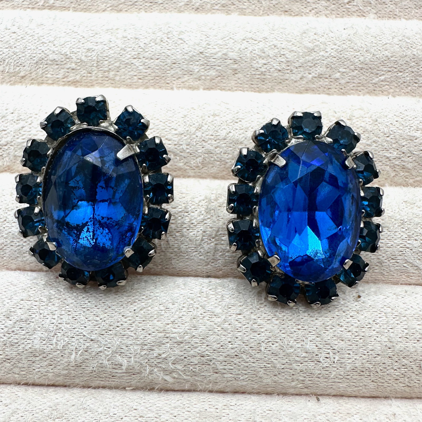 Vintage Unsigned Blue Glass Rhinestone Silver Tone Clip Earrings 1 Inch (1 of 2)