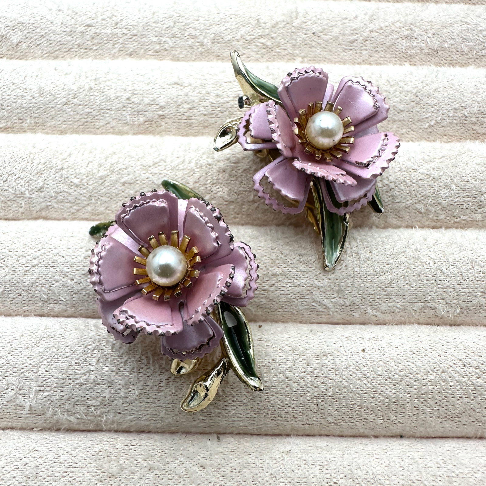 Vintage Pink Enamel Flower Faux Pearl Gold Tone Clip Earrings 1.5 Inch: Vintage Pink Enamel Flower Faux Pearl Gold Tone Clip Earrings 1.5 Inch