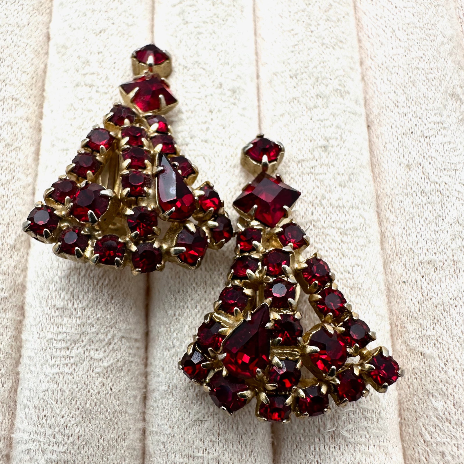 Vintage Red Glass Rhinestone Gold Tone Clip Earrings 1.25 Inch (1 of 2)