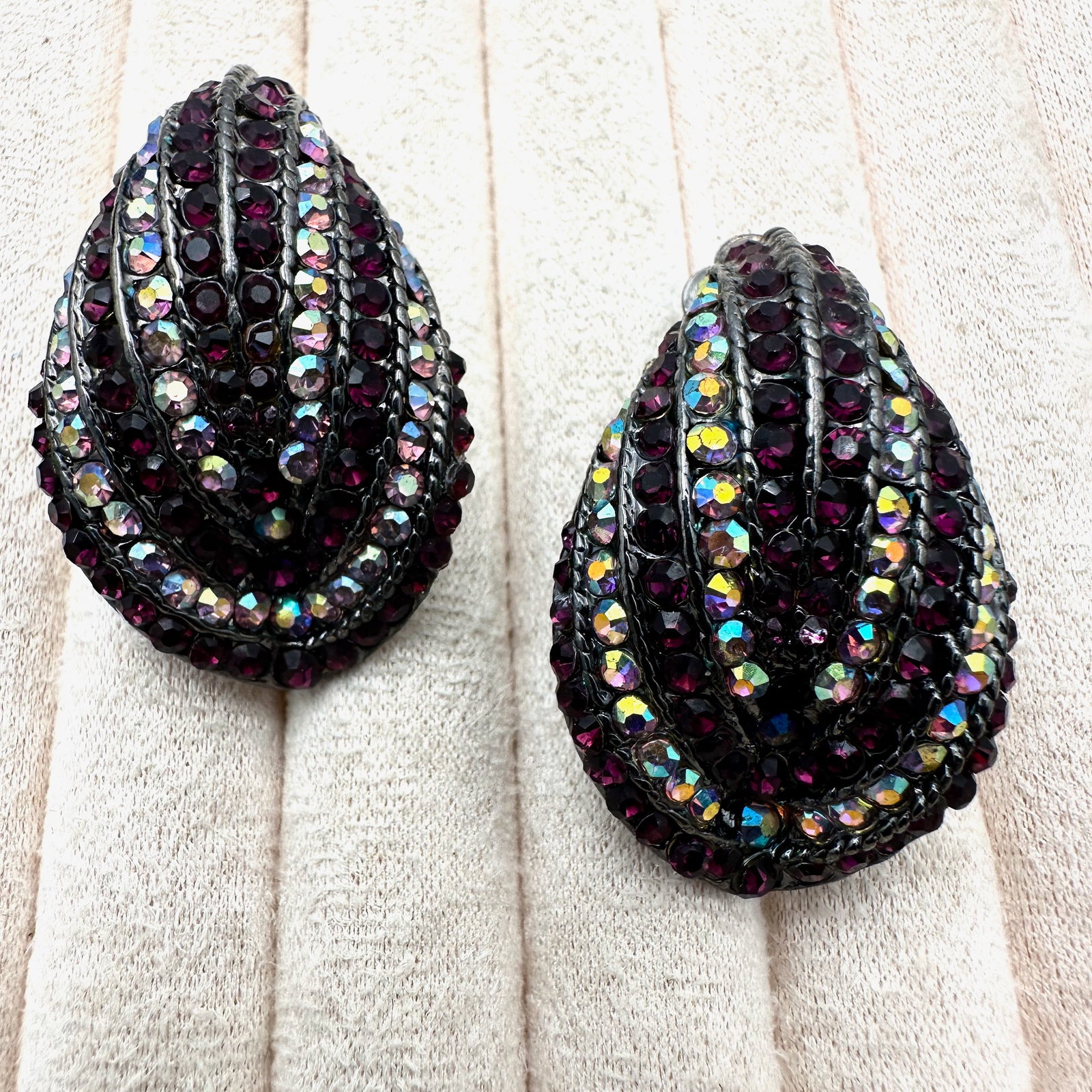Vintage Purple and Aurora Borealis Rhinestone Silver Tone Clip Earrings 1.75 Inch: Vintage Purple and Aurora Borealis Rhinestone Silver Tone Clip Earrings 1.75 Inch