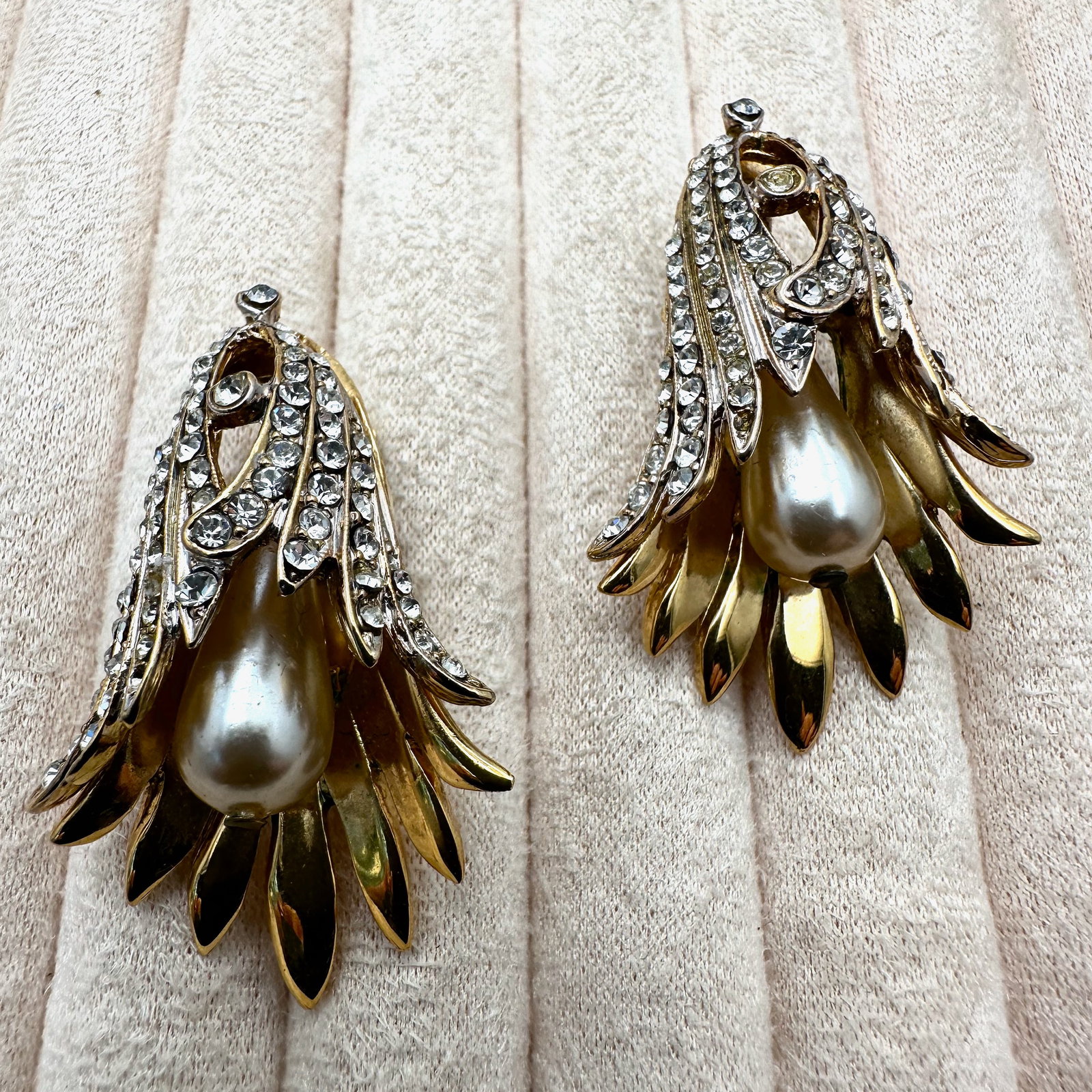 Vintage Clear Glass Rhinestone Faux Pearl Gold Tone Clip Earrings 2 Inch (1 of 2)